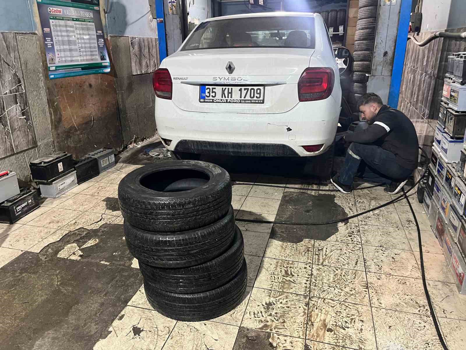 Lastik&ccedil;ilerde kış mevsimi yoğunluğu devam ediyor
