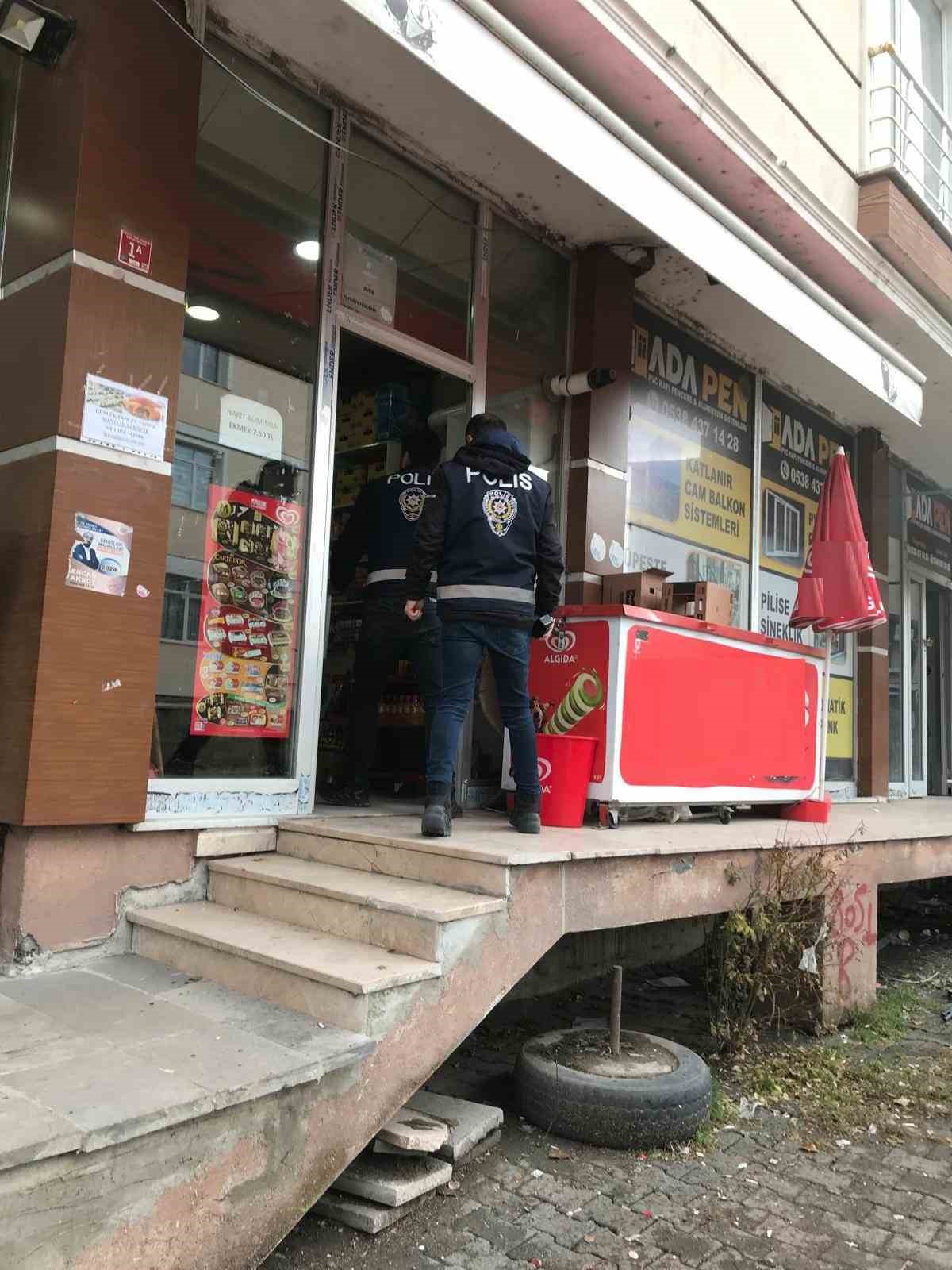 Kars&rsquo;ta polis, okul &ccedil;evrelerinde kuş u&ccedil;urtmuyor
