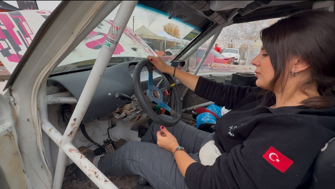 Türkiye’nin ilk ve tek kadın X-Trial pilotu, off-road pistlerinde tozu dumana katıyor
