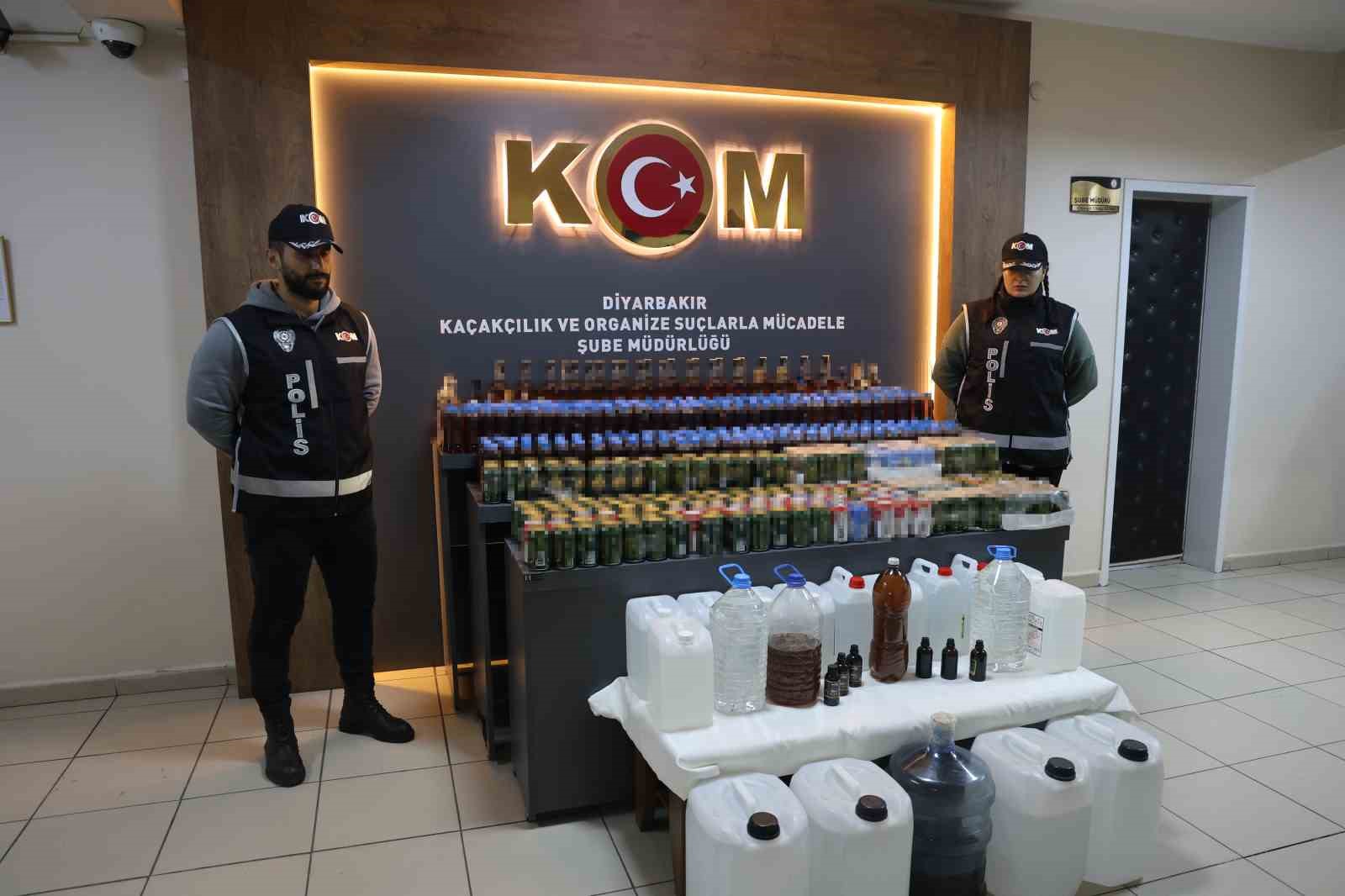 Diyarbakır&rsquo;da bin 300 şişe ka&ccedil;ak alkoll&uuml; i&ccedil;ecek ele ge&ccedil;irildi
