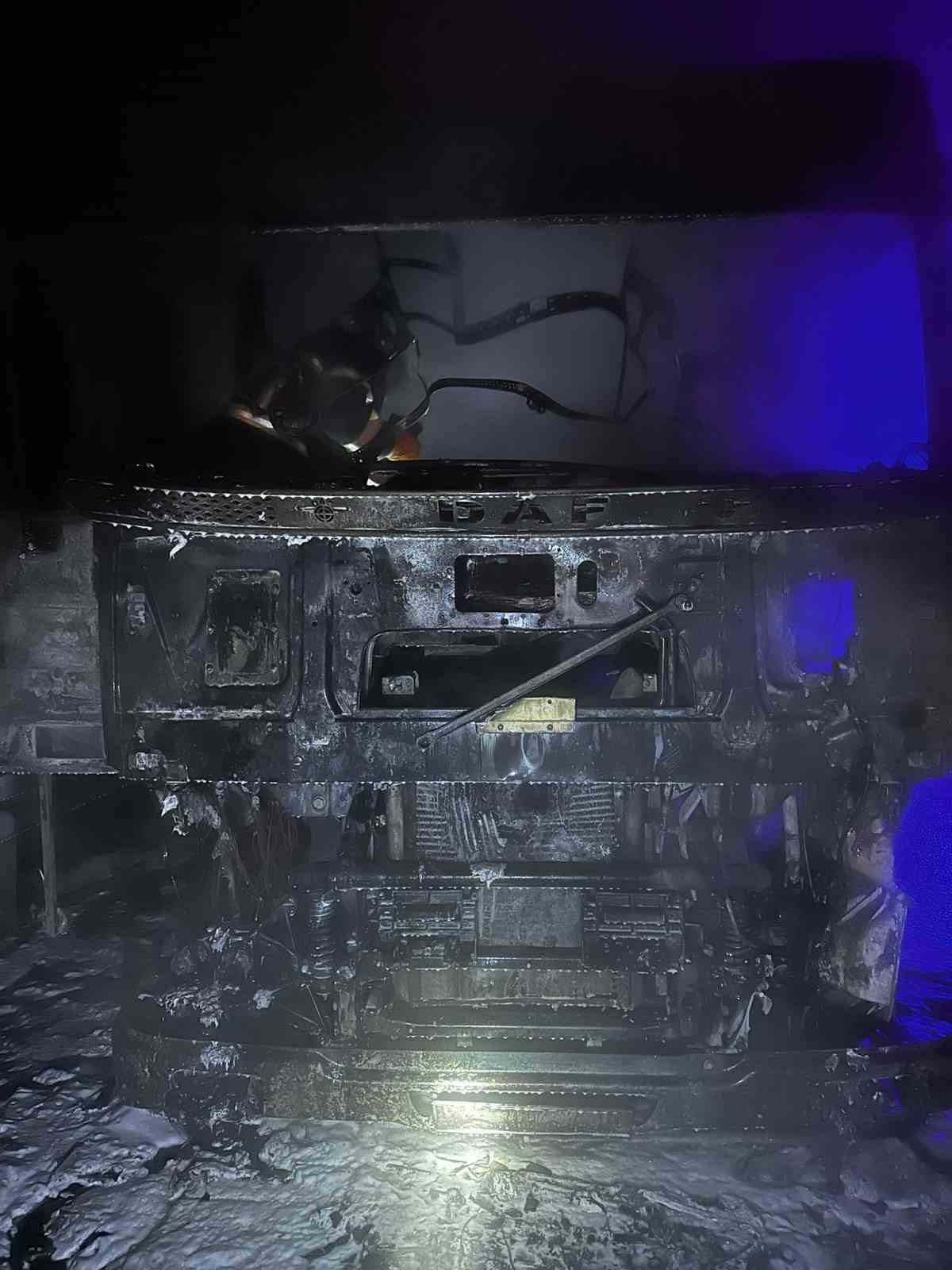 Alevlere teslim olan tırdan geriye demir yığını kaldı
