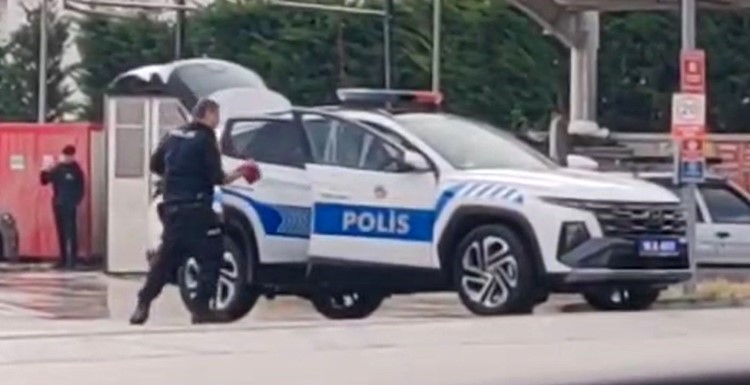 Bolu’da polis memurunun araç yıkadığını gören oto yıkamacıdan örnek davranış