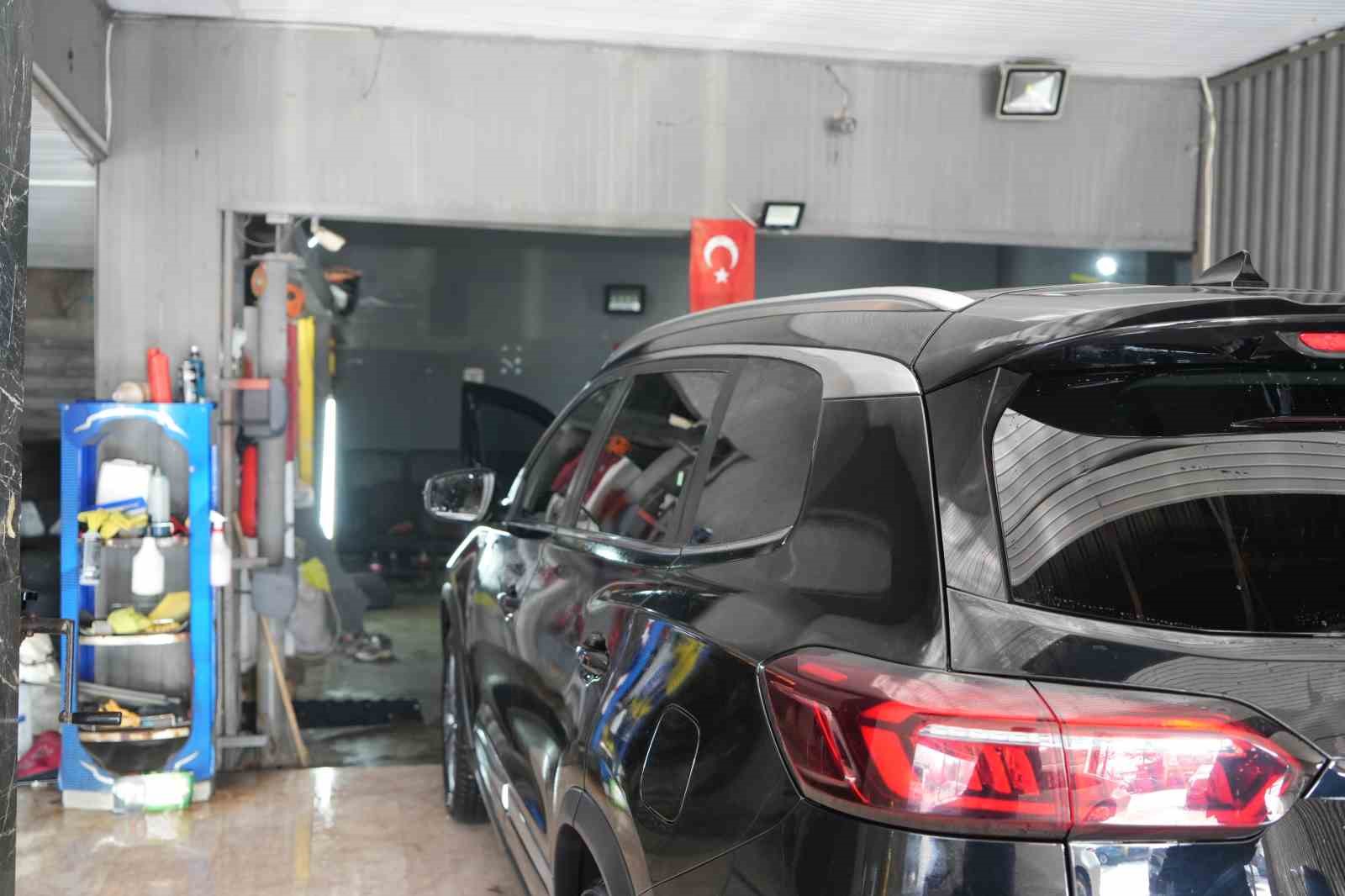 Bolu&rsquo;da polis memurunun ara&ccedil; yıkadığını g&ouml;ren oto yıkamacıdan &ouml;rnek davranış
