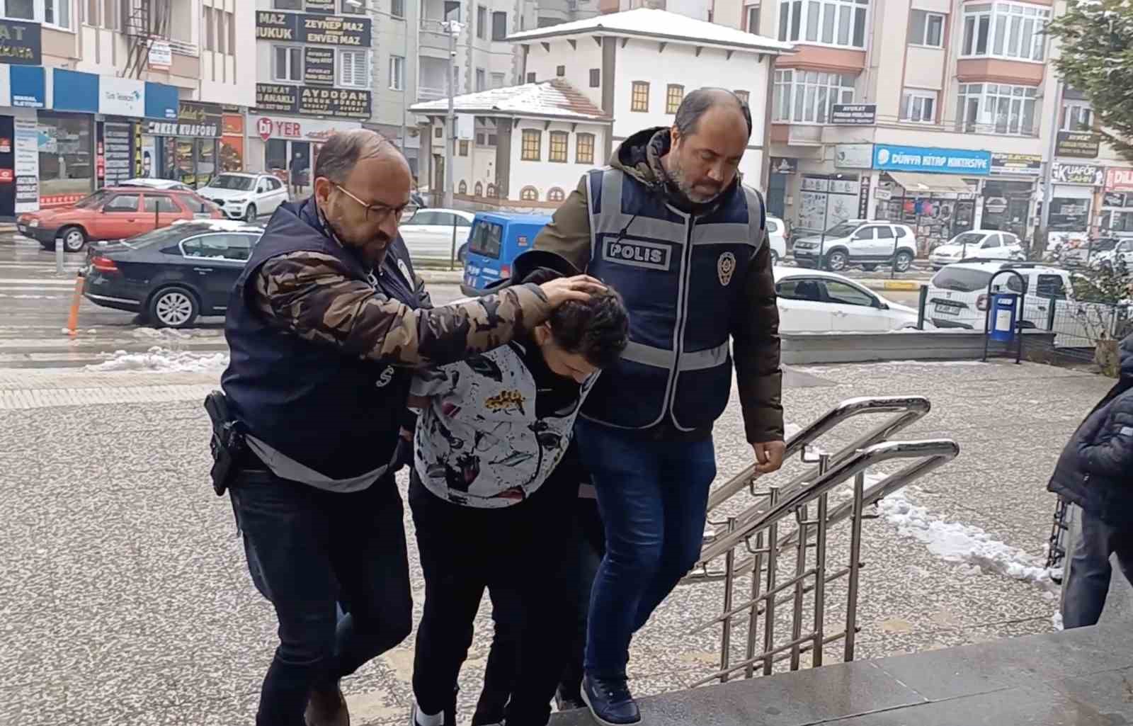 Yaşlı &ccedil;ifti 5 milyon TL dolandıran 2 şahıs tutuklandı
