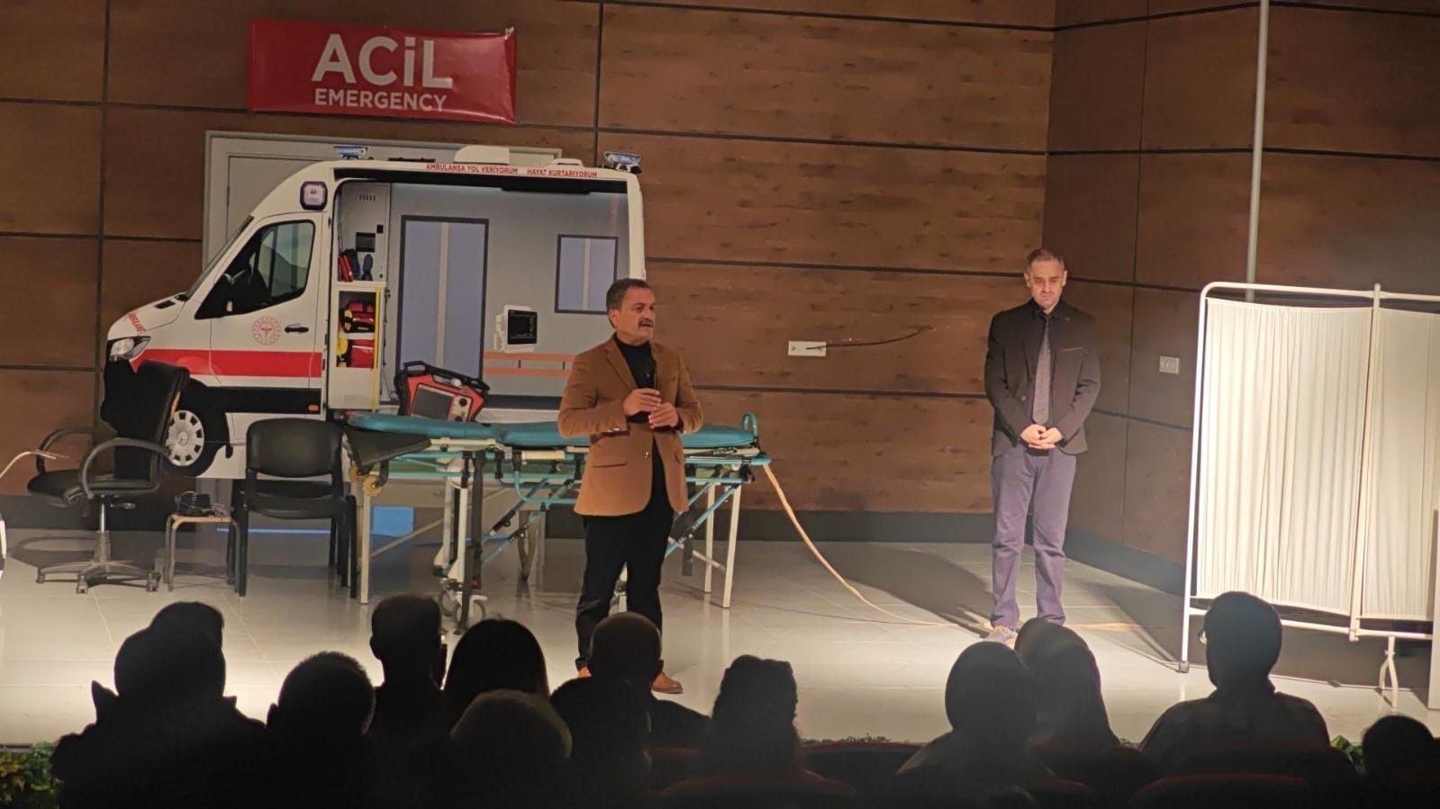 Siirt&rsquo;te acil sağlık hizmetlerine vurgu yapmak i&ccedil;in tiyatro oyunu sergilendi
