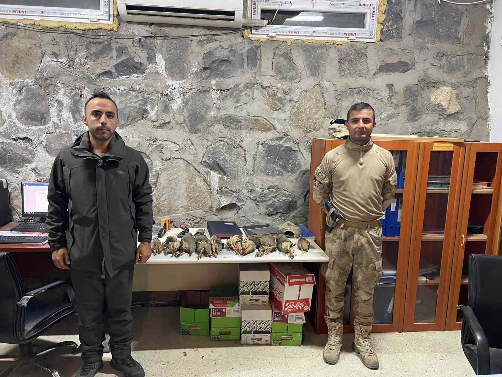 Jandarma ka&ccedil;ak avcılara ge&ccedil;it vermiyor
