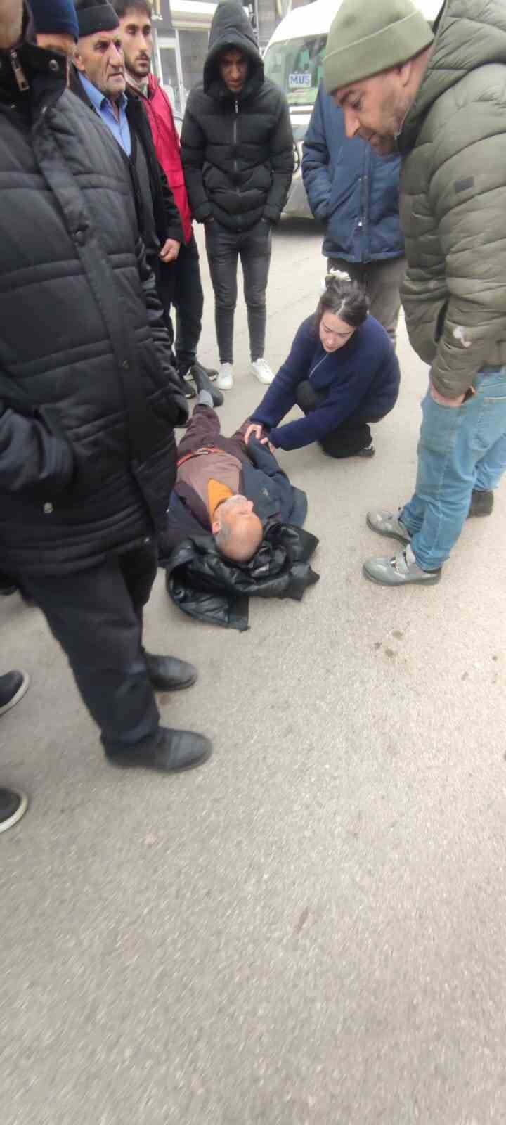 Muş&rsquo;ta otomobilin &ccedil;arptığı yaya ağır yaralandı, s&uuml;r&uuml;c&uuml; ka&ccedil;tı
