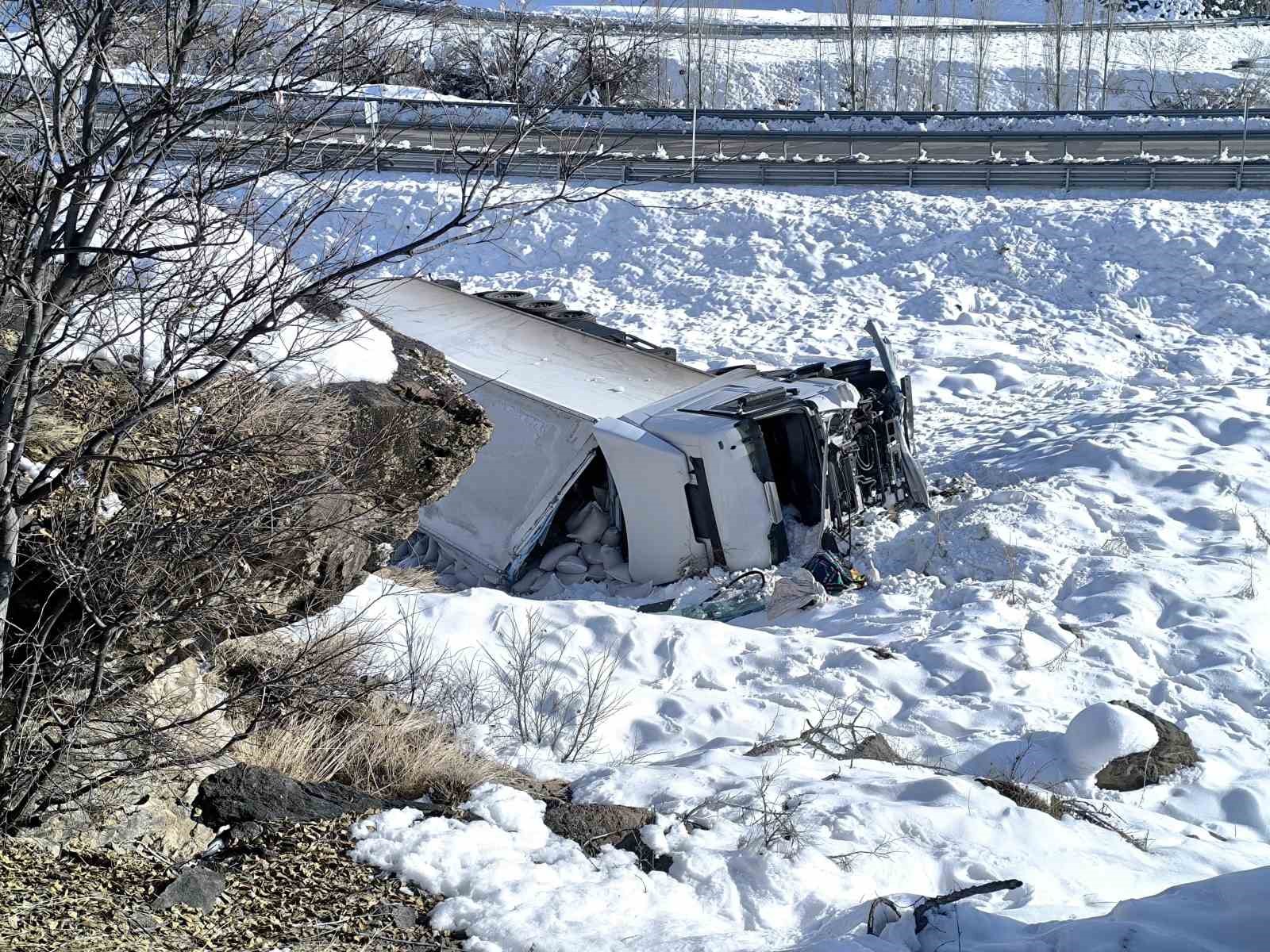 Oltu yol ayrımında bir kaza daha: TIR şarampole yuvarlandı
