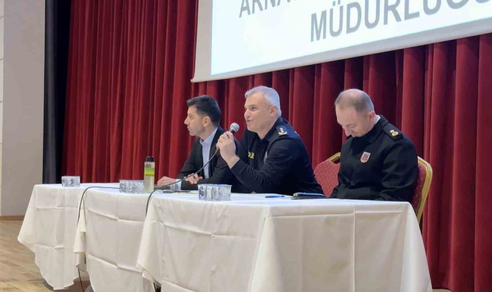 Arnavutk&ouml;y İl&ccedil;e Emniyet M&uuml;d&uuml;rl&uuml;ğ&uuml;&rsquo;nden &lsquo;g&uuml;ven ve huzur&rsquo; toplantısı
