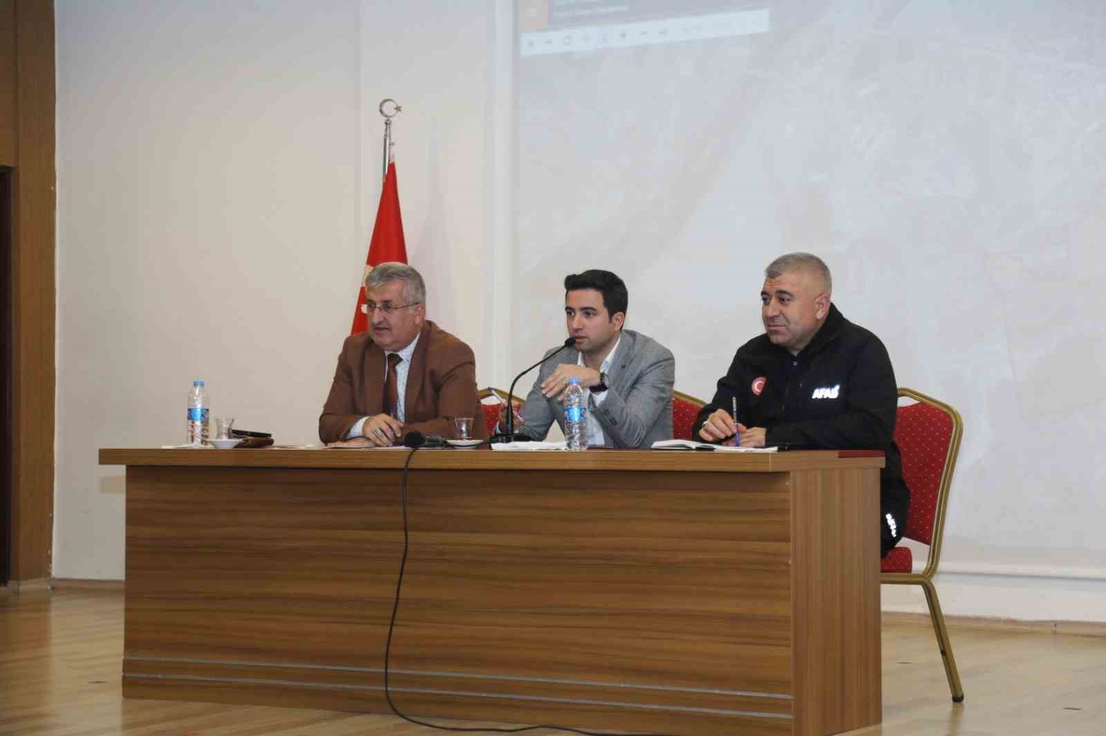 Gen&ccedil;&rsquo;te hak sahibi vatandaşlar i&ccedil;in toplantı d&uuml;zenlendi
