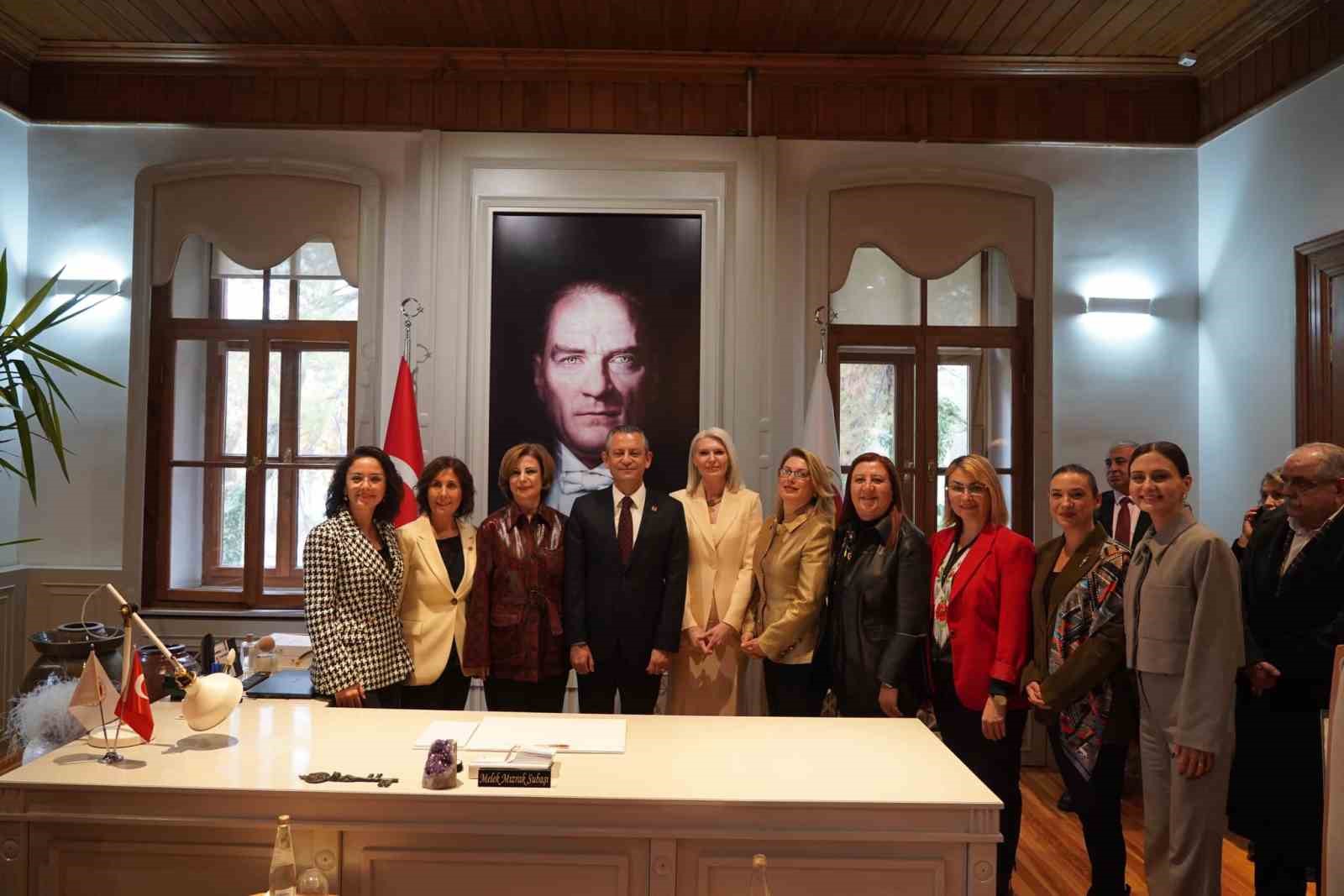 CHP Genel Başkanı &Ouml;zg&uuml;r &Ouml;zel&rsquo;den Bilecik Belediyesine ziyaret
