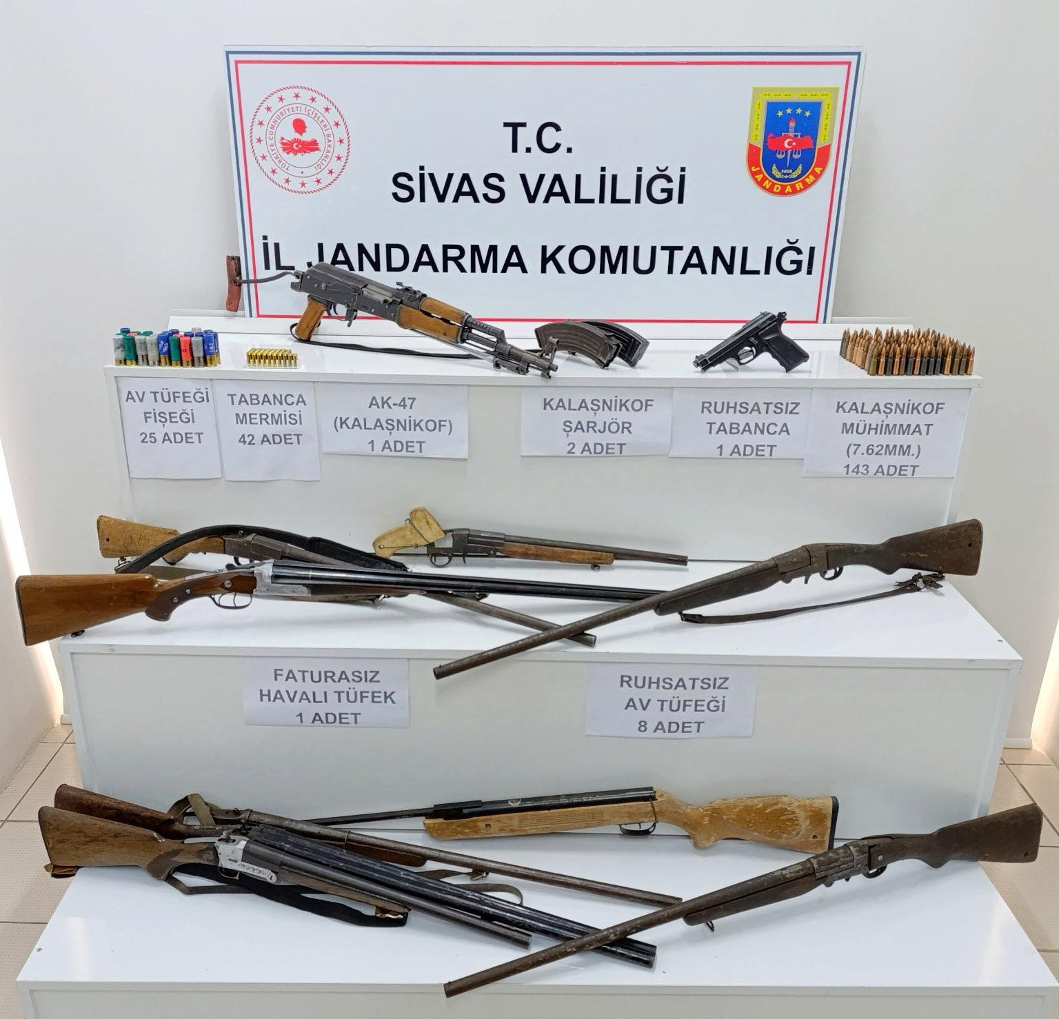 Sivas’ta baskın yapılan evden cephanelik çıktı