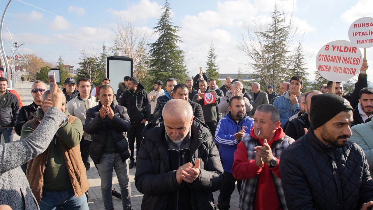 Edirne’de çalışma ruhsatı iptal edilen turizm firması belediye önünde eylem yaptı
