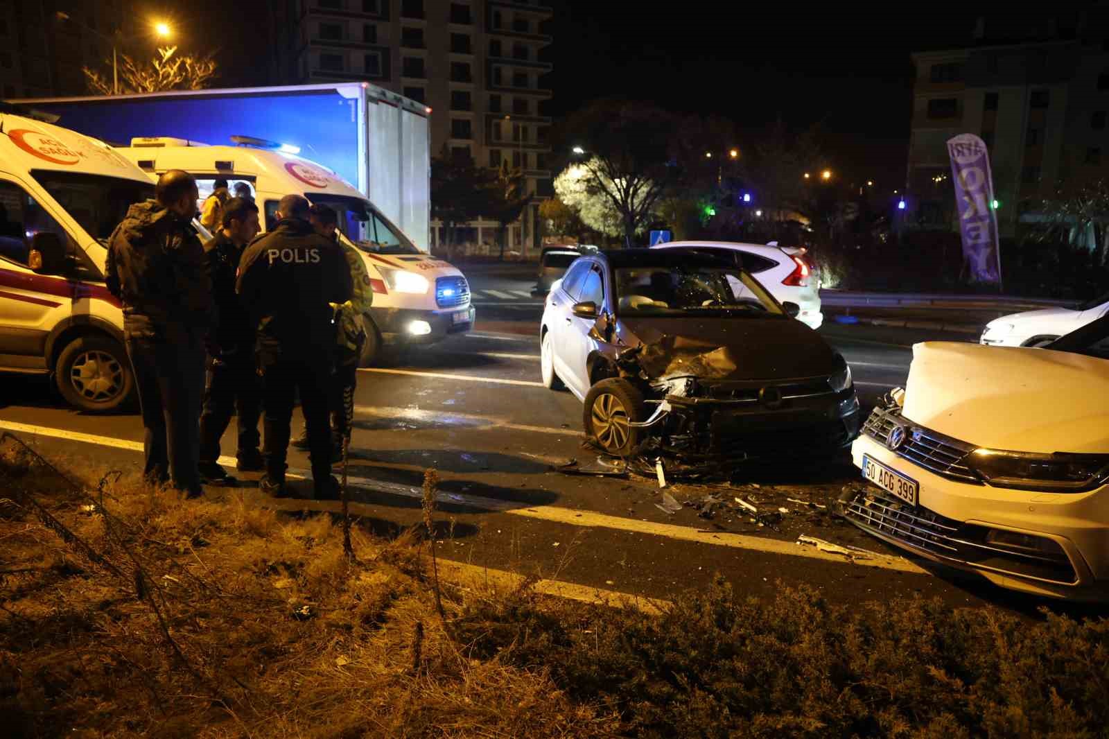 Kaza yapan alkoll&uuml; s&uuml;r&uuml;c&uuml; ambulanstan ka&ccedil;tı
