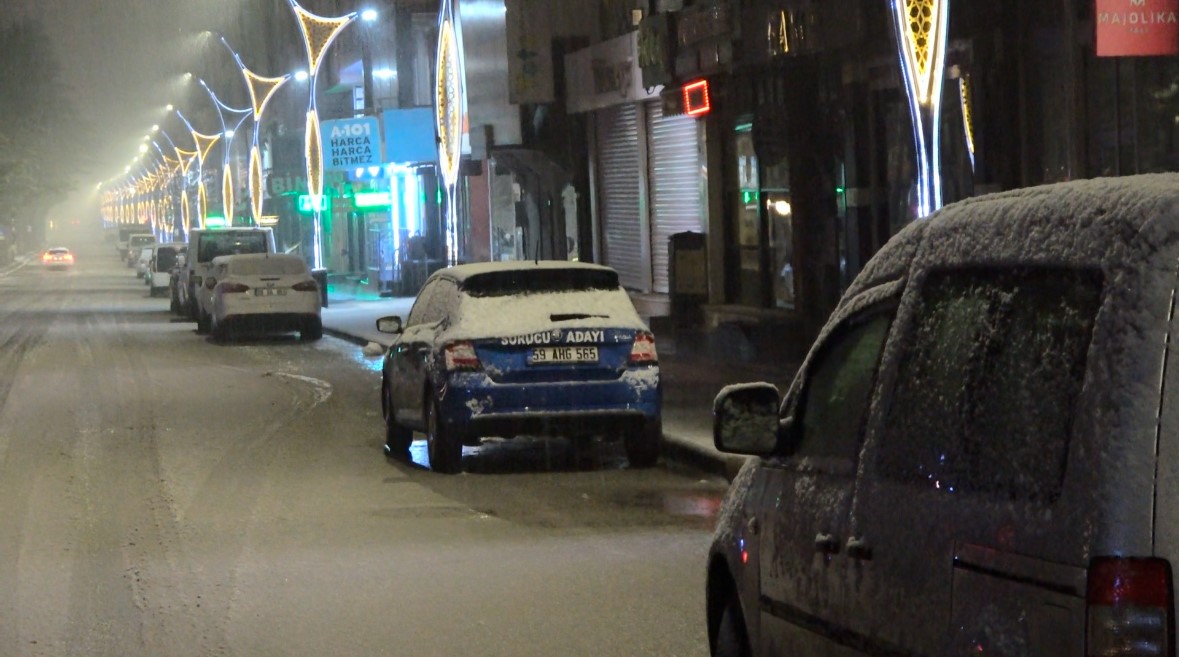 Tatvan&rsquo;da kar yağışı il&ccedil;eyi beyaza b&uuml;r&uuml;d&uuml;
