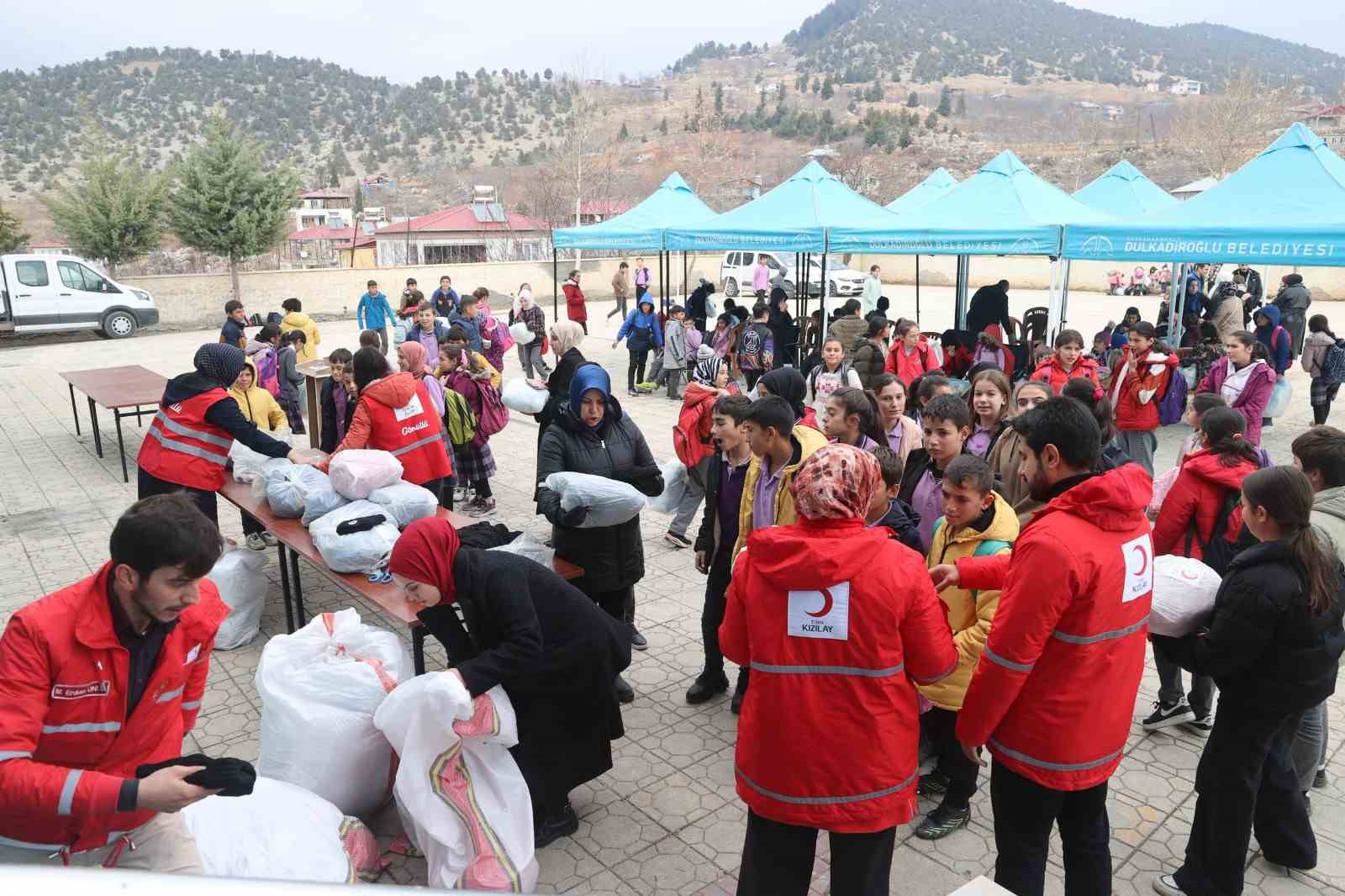 Dulkadiroğlu’ndaki çocuklara kışlık kıyafet yardımı