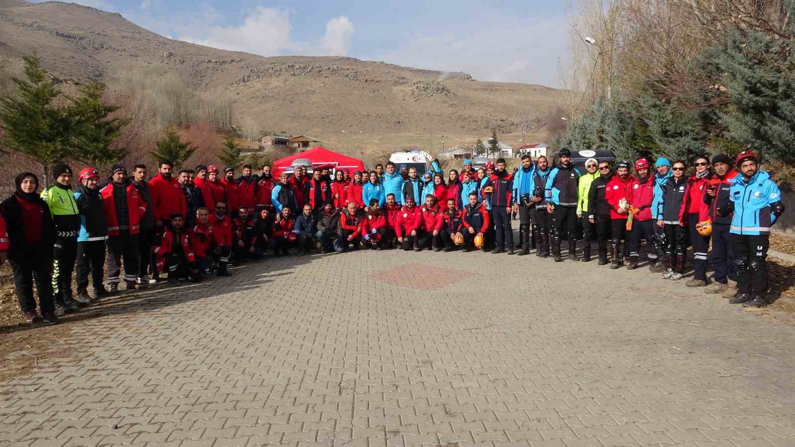 Van&rsquo;da tren ve trafik kazası tatbikatları nefes kesti
