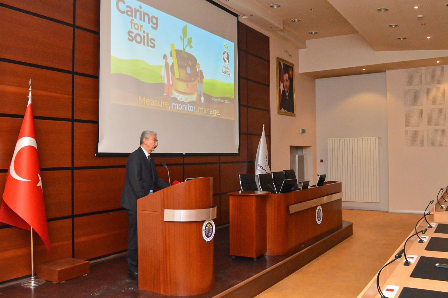 D&uuml;nya Toprak G&uuml;n&uuml;, Ziraat Fak&uuml;ltesi ev sahipliğinde d&uuml;zenlenen etkinlikle kutlandı
