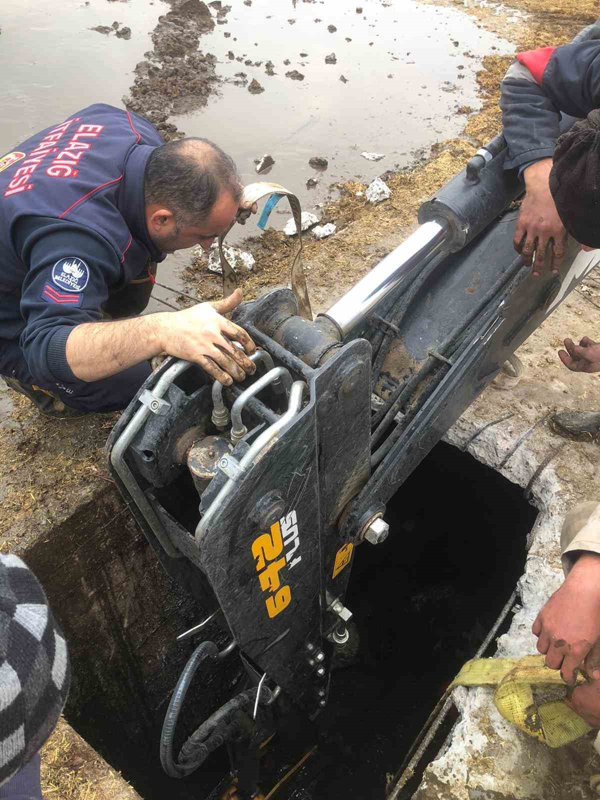 İtfaiye ekipleri kuyuya düşen gebe inek için zamanla yarıştı
