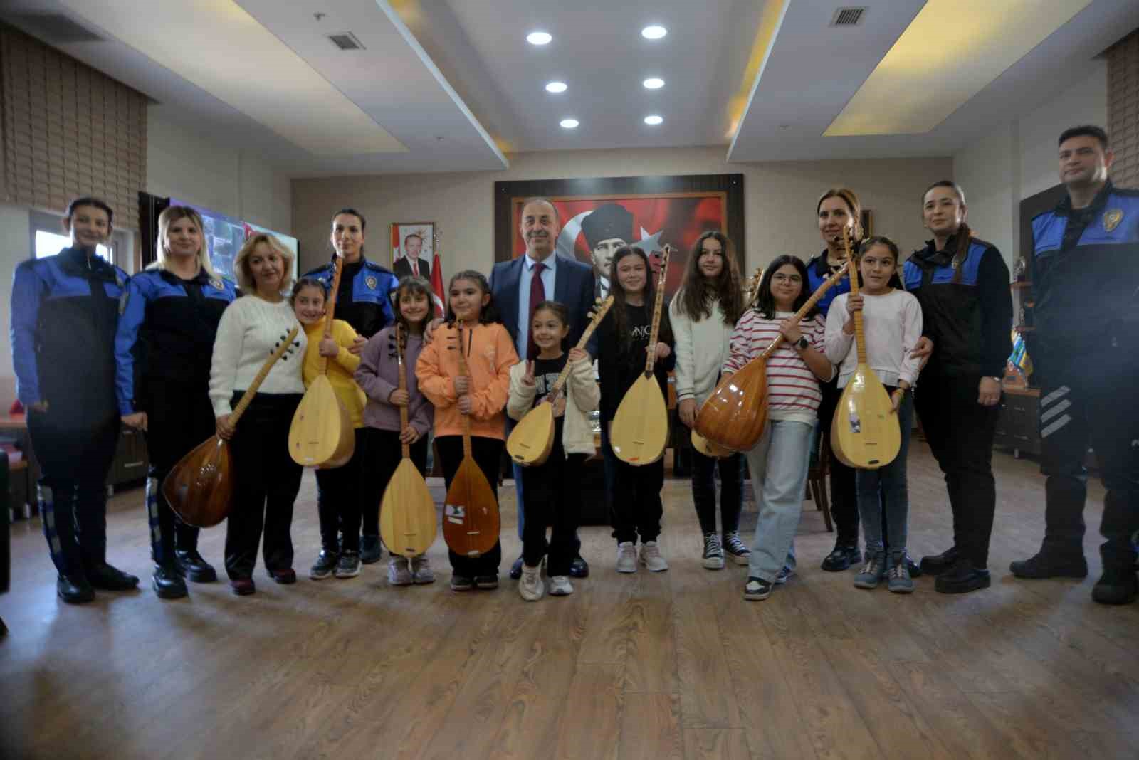 Adana Emniyet M&uuml;d&uuml;r&uuml;ne, saz kursunu bitiren kızlardan mini konser
