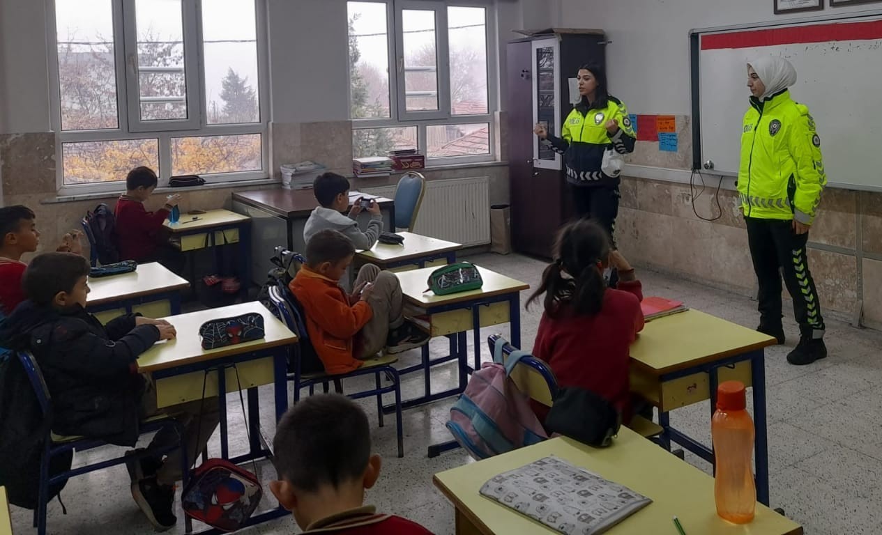 Trafik kurallarını polis ablalarından &ouml;ğrendiler
