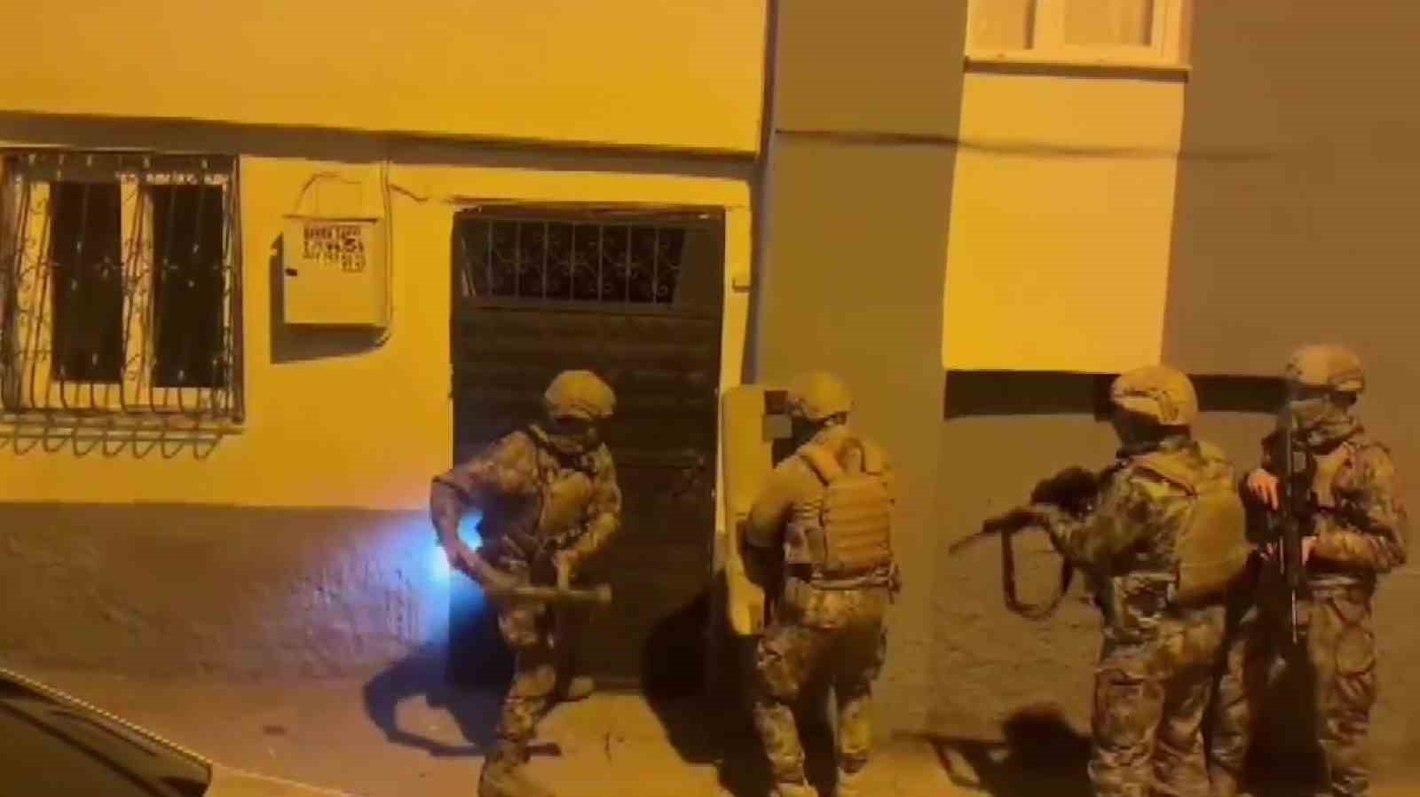 Adana’da silah ve mühimmat ticareti yapan şebeke çökertildi: 45 şüpheliden 15’i tutuklandı, 54 ruhsatsız silah ile 803 mermi ele geçirildi