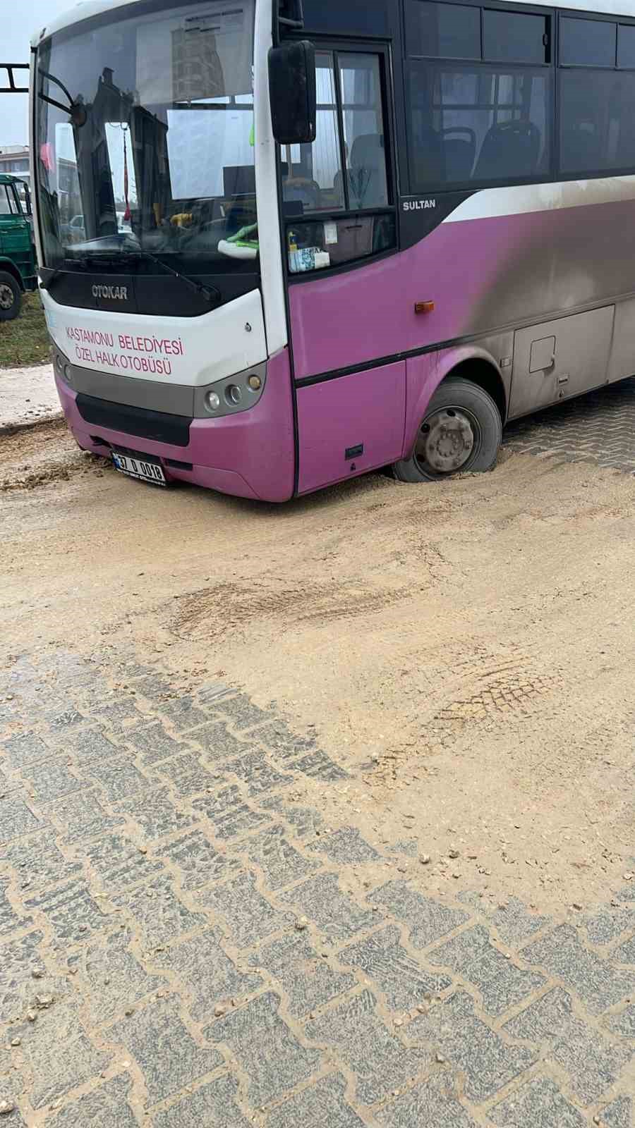 Özel halk otobüsü asfalt atılmayan caddede toprağa battı
