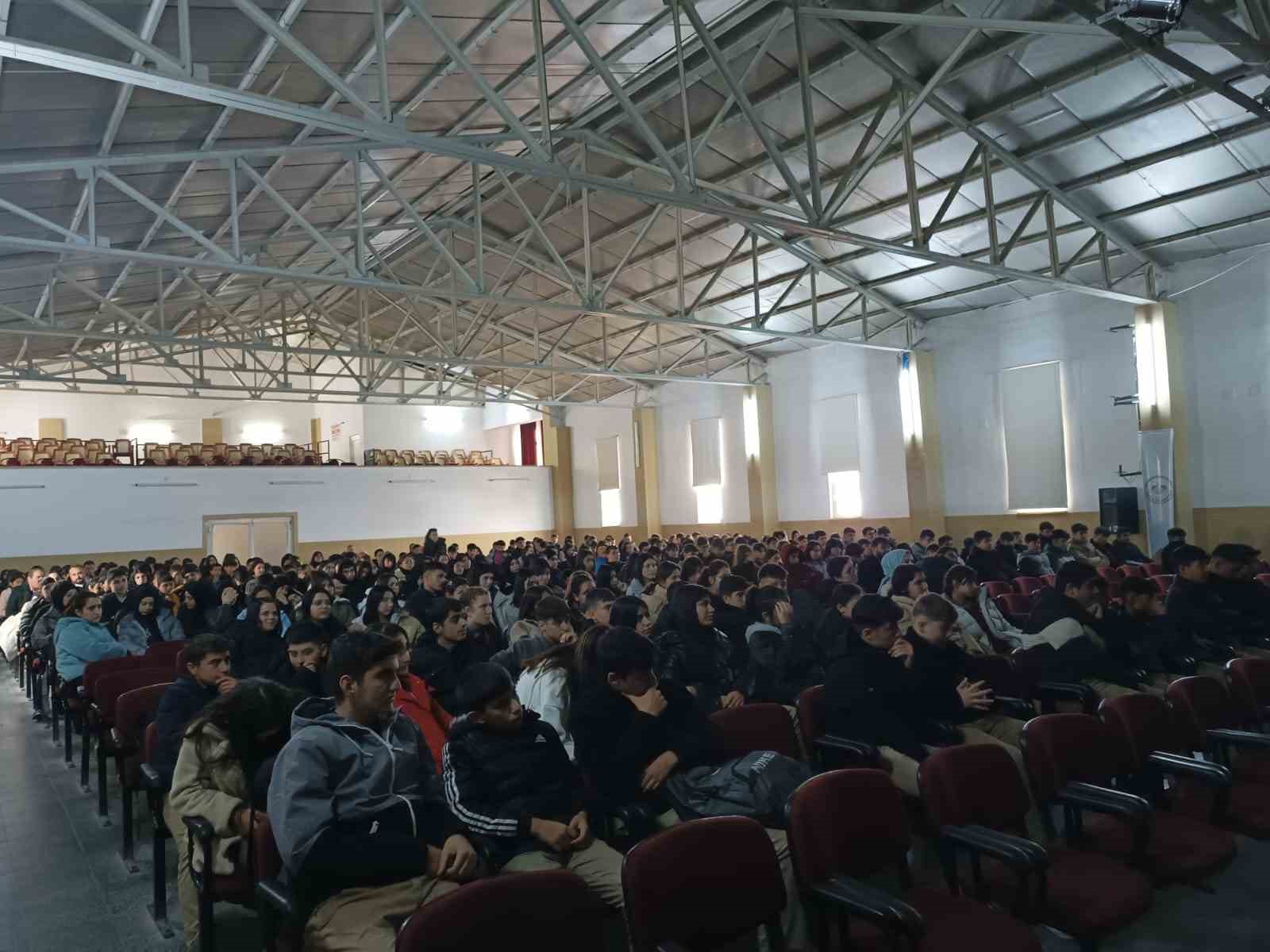 Polis ekiplerinden öğrencilere terör farkındalık eğitimi