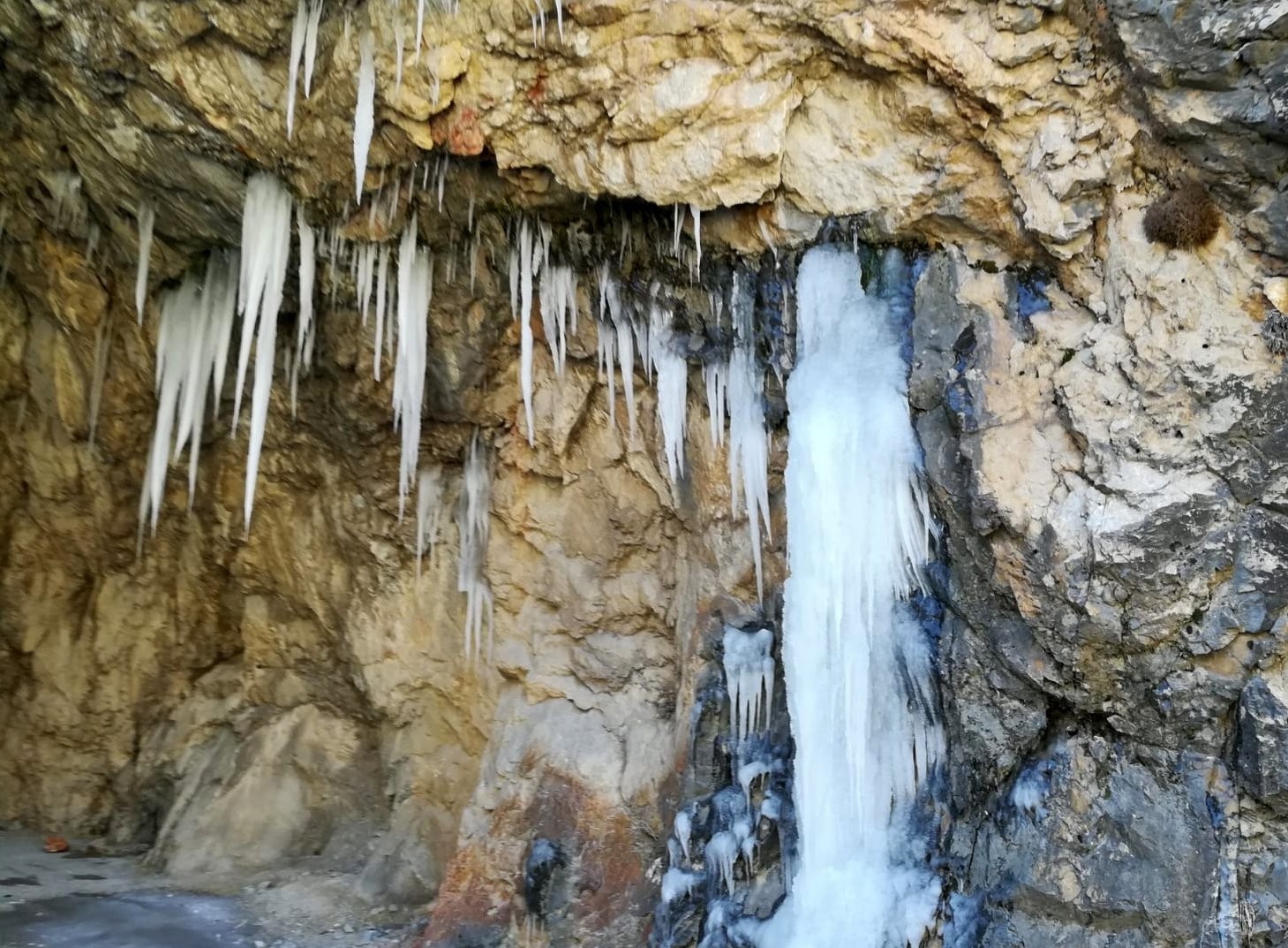 Kemaliye&rsquo;de &rsquo;d&uuml;nyanın en zorlu yolları&rsquo; arasında g&ouml;sterilen "Taş Yolu" buz tuttu
