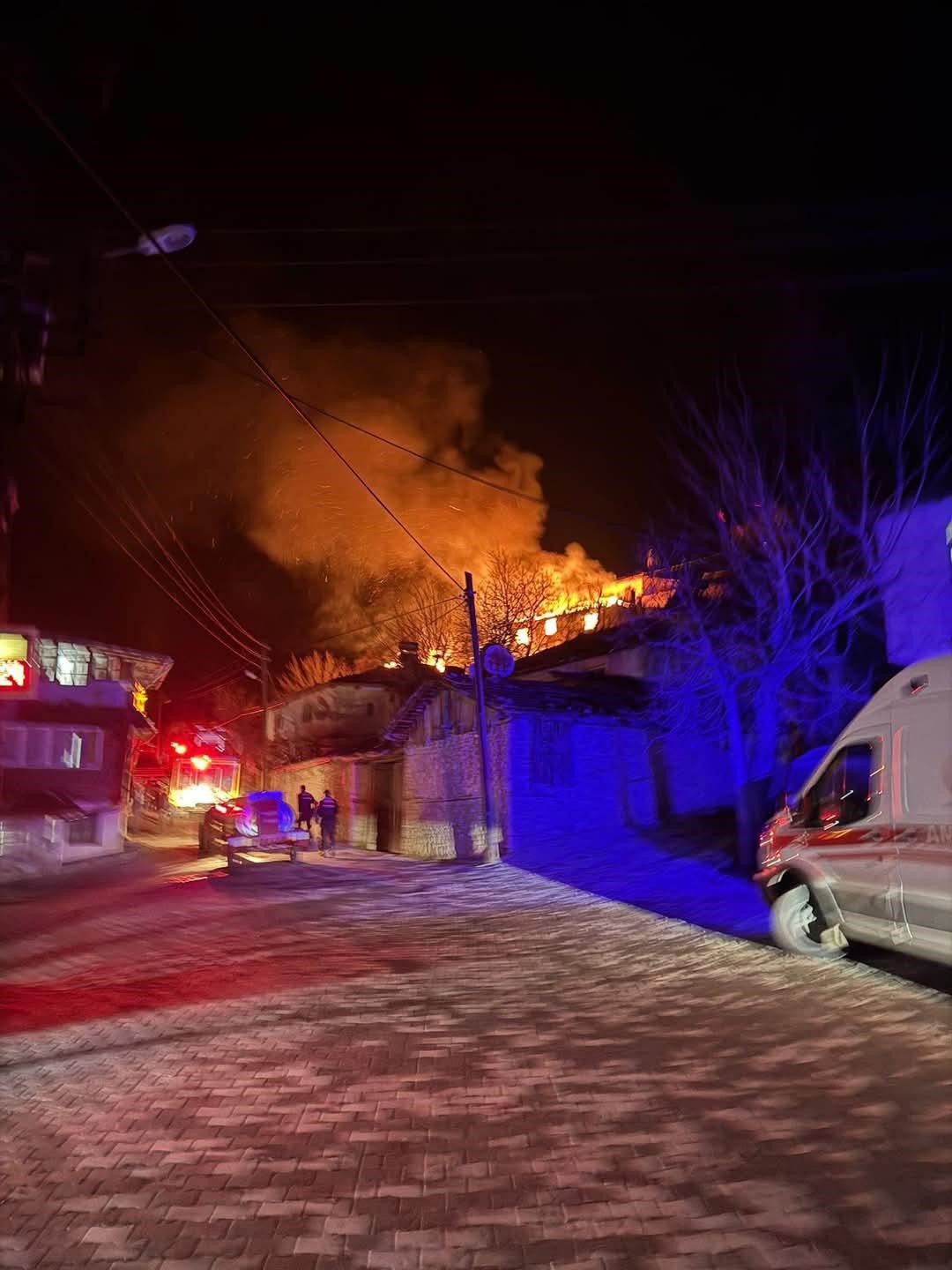 Bursa&rsquo;da ahşap ev alev alev yandı, mahsur kalan 2 kişi kurtarıldı