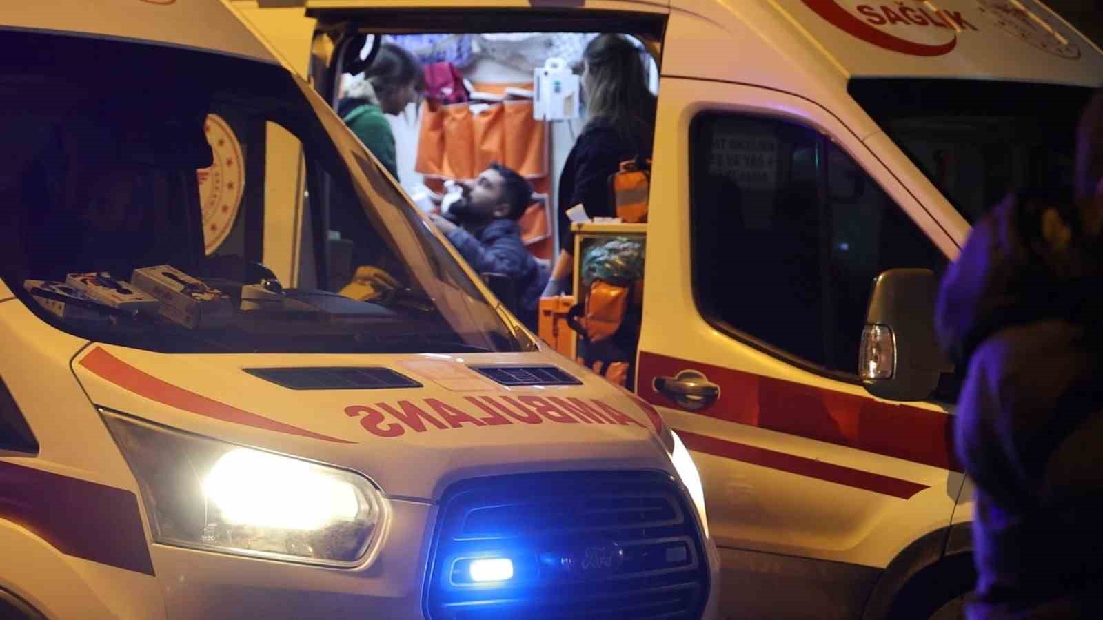 Ters şeritten geldi, kırmızı ışıkta bekleyen otomobile b&ouml;yle &ccedil;aptı
