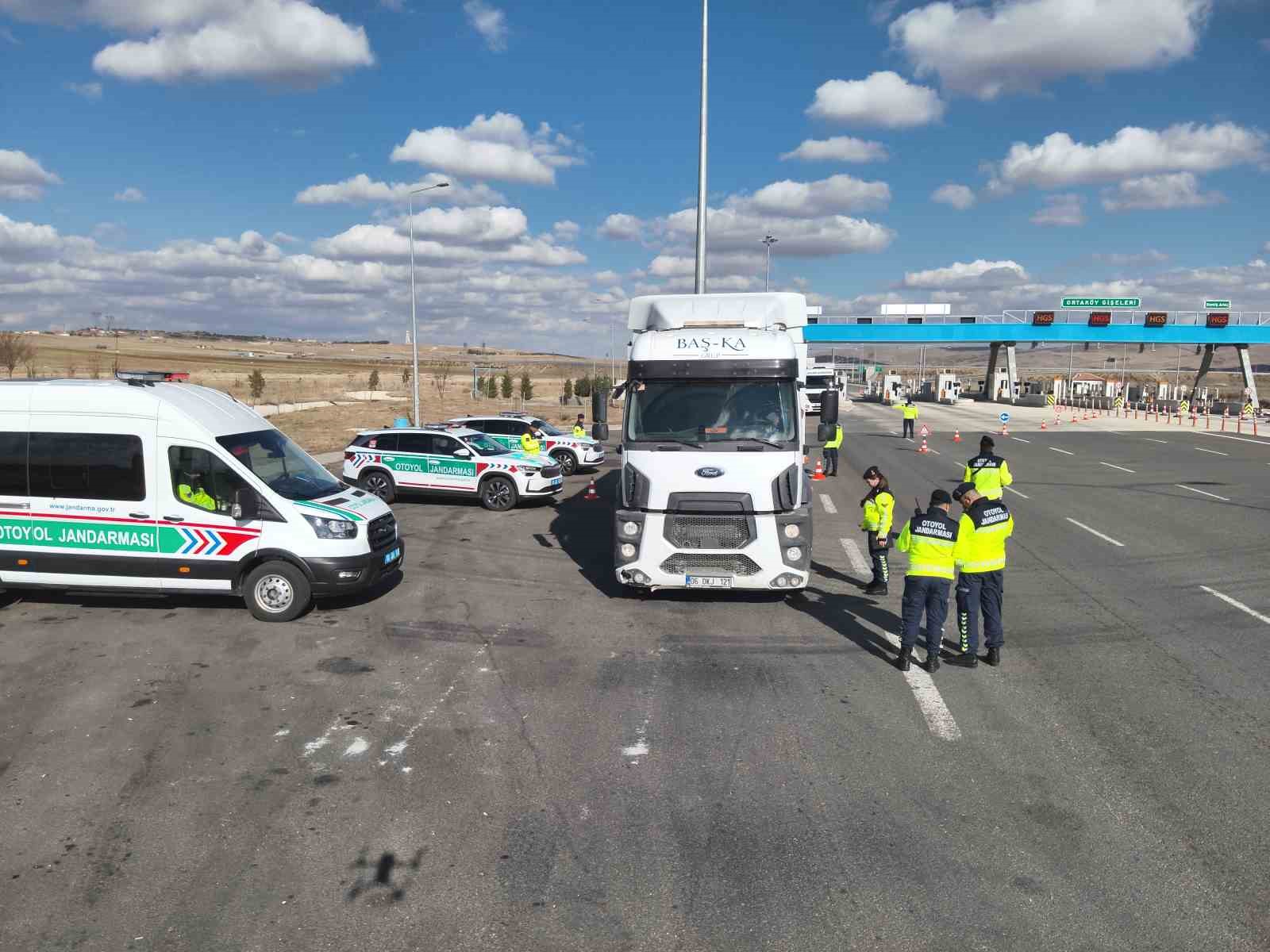 Otoyollar hem havadan hem de karadan jandarmaya emanet
