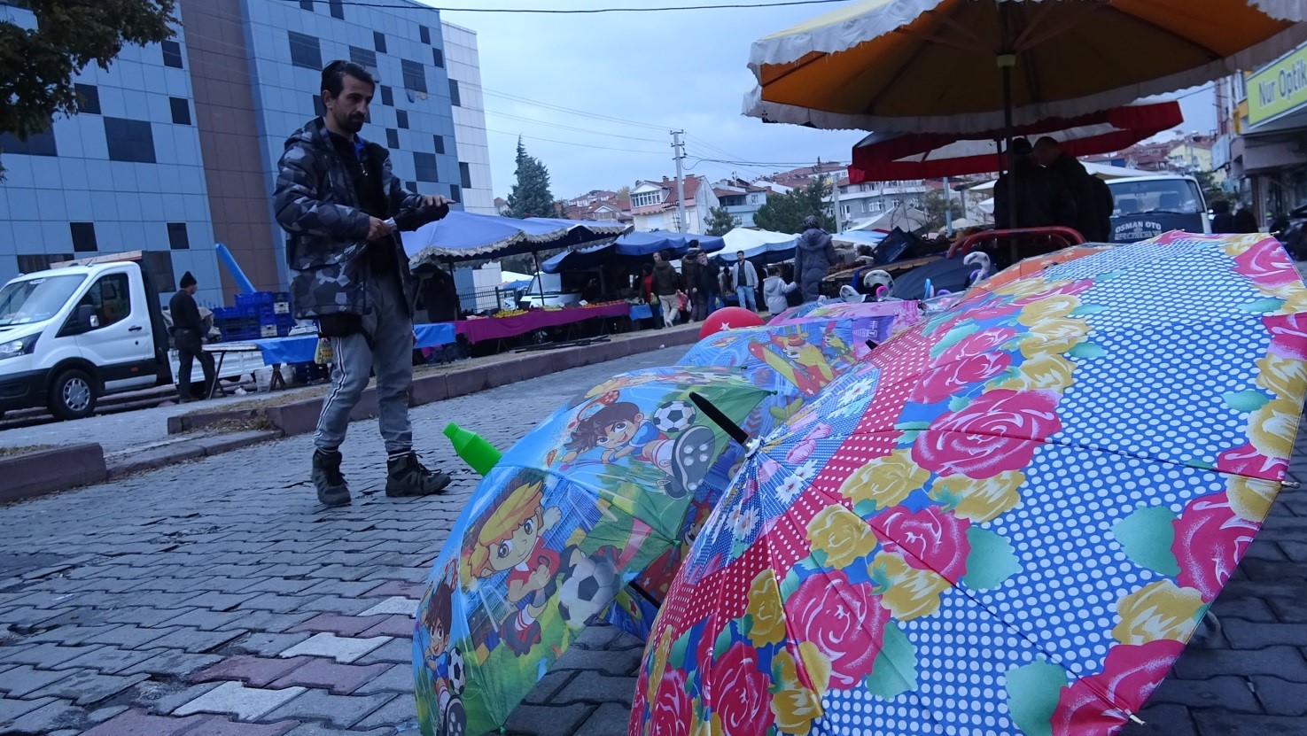 Tavşanlı&rsquo;da yağışlar şemsiye satışlarını hareketlendirdi
