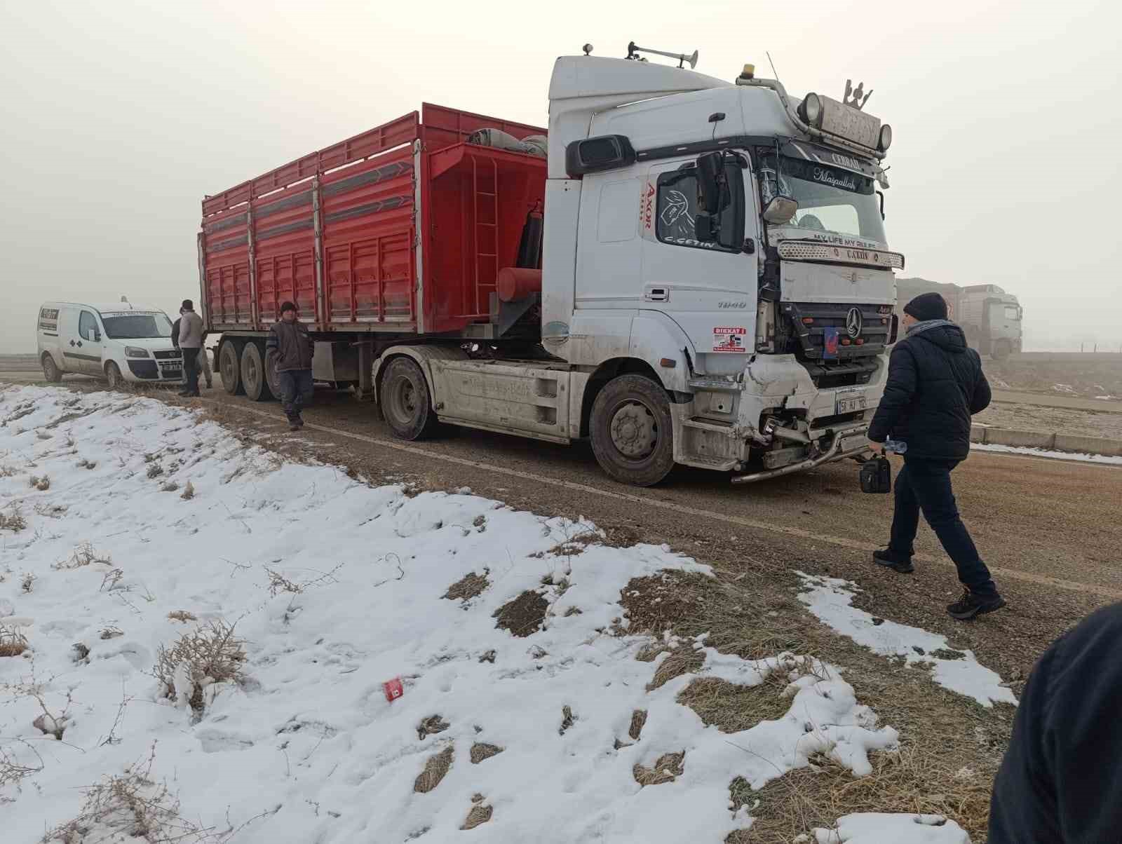 Öğrenci servisi ile tır çarpıştı: 1 yaralı