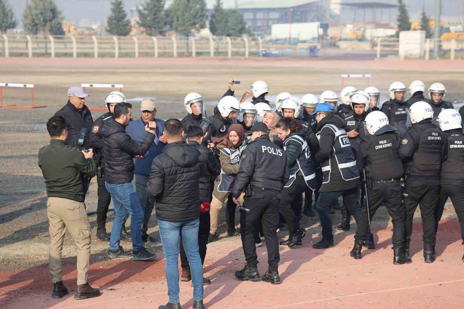 Kahramanmaraş polisinden gerçeği aratmayan tatbikat