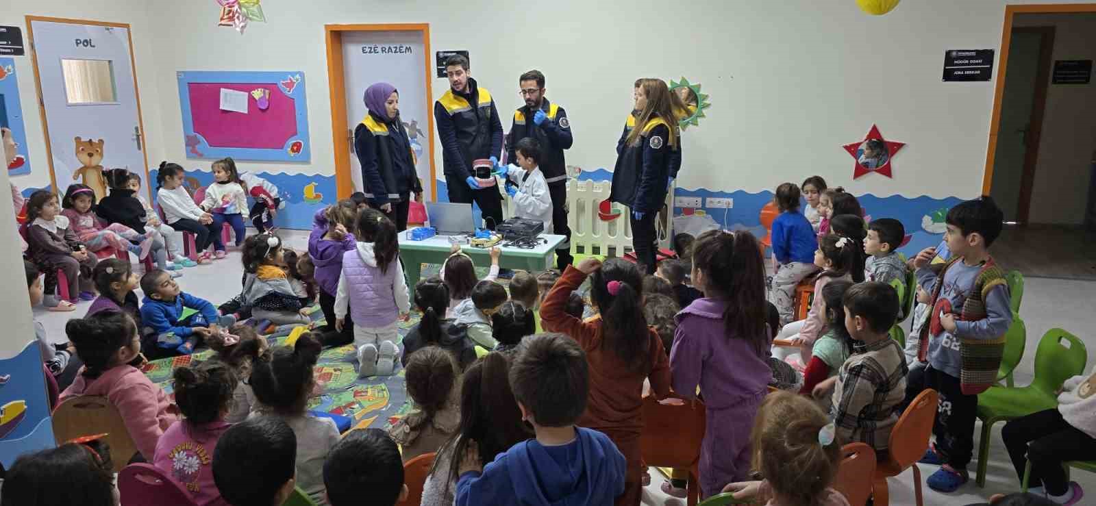 &Ccedil;ocuklara y&ouml;nelik ağız ve diş sağlığı eğitimi verildi
