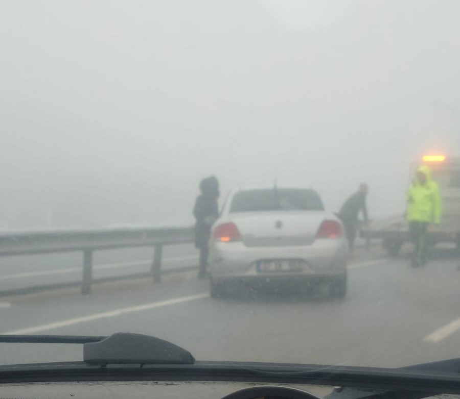 Kastamonu’da sis ve buzlanma sebebiyle zincirleme kaza meydana geldi: 4 yaralı
