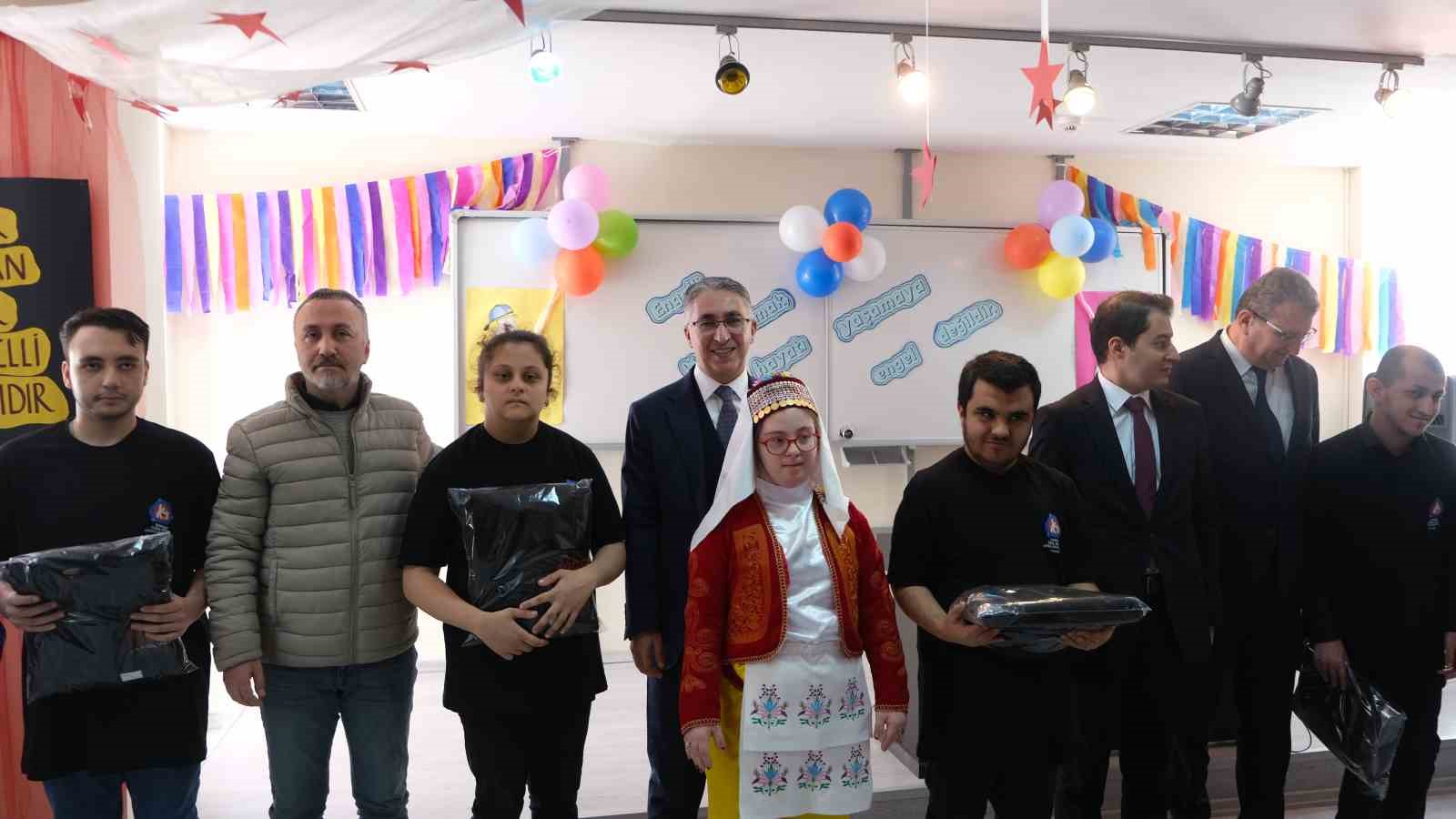 1965 Samsunspor Derneği’nden özel öğrencilere atkı ve polar
