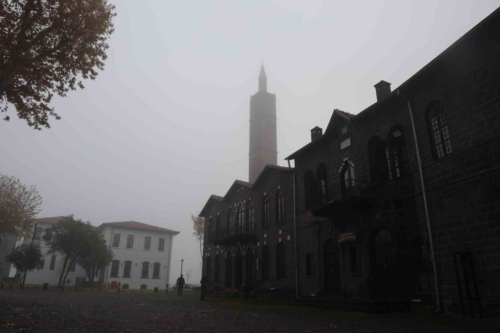 Diyarbakır’ın tarihi mekanları sis ile bütünleşti