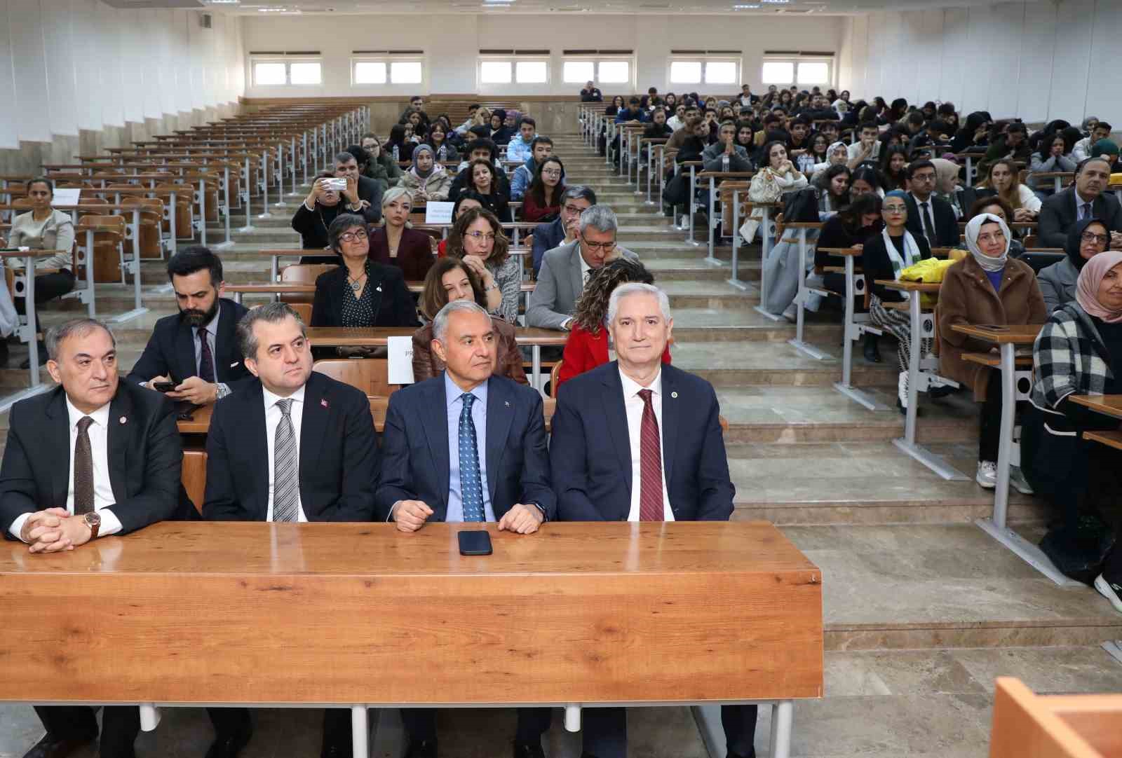 Abdi S&uuml;tc&uuml;, &ouml;l&uuml;m&uuml;n&uuml;n 32&rsquo;nci yılında ismi verilen okulda anıldı
