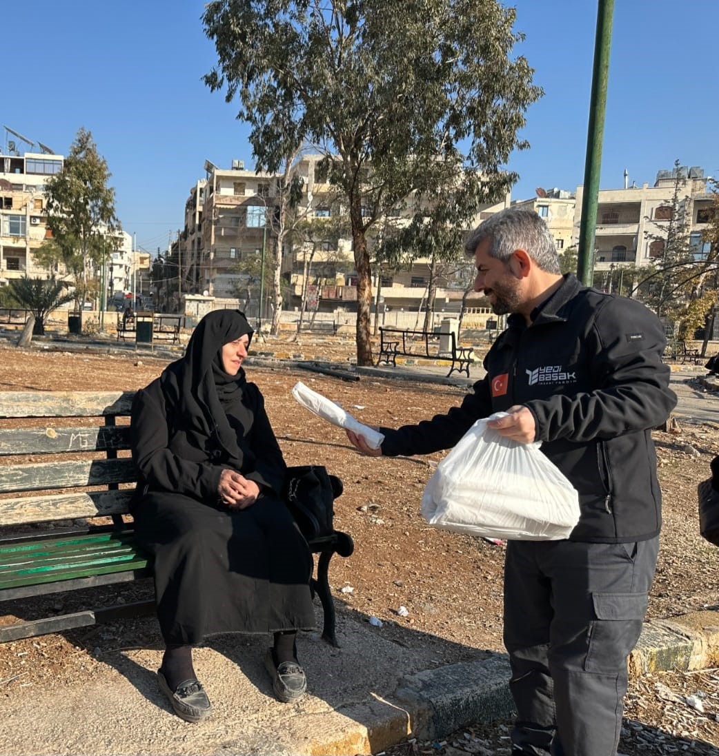 T&uuml;rk yardım g&ouml;n&uuml;ll&uuml;leri Halep&rsquo;te ekmek ve yemek dağıttı
