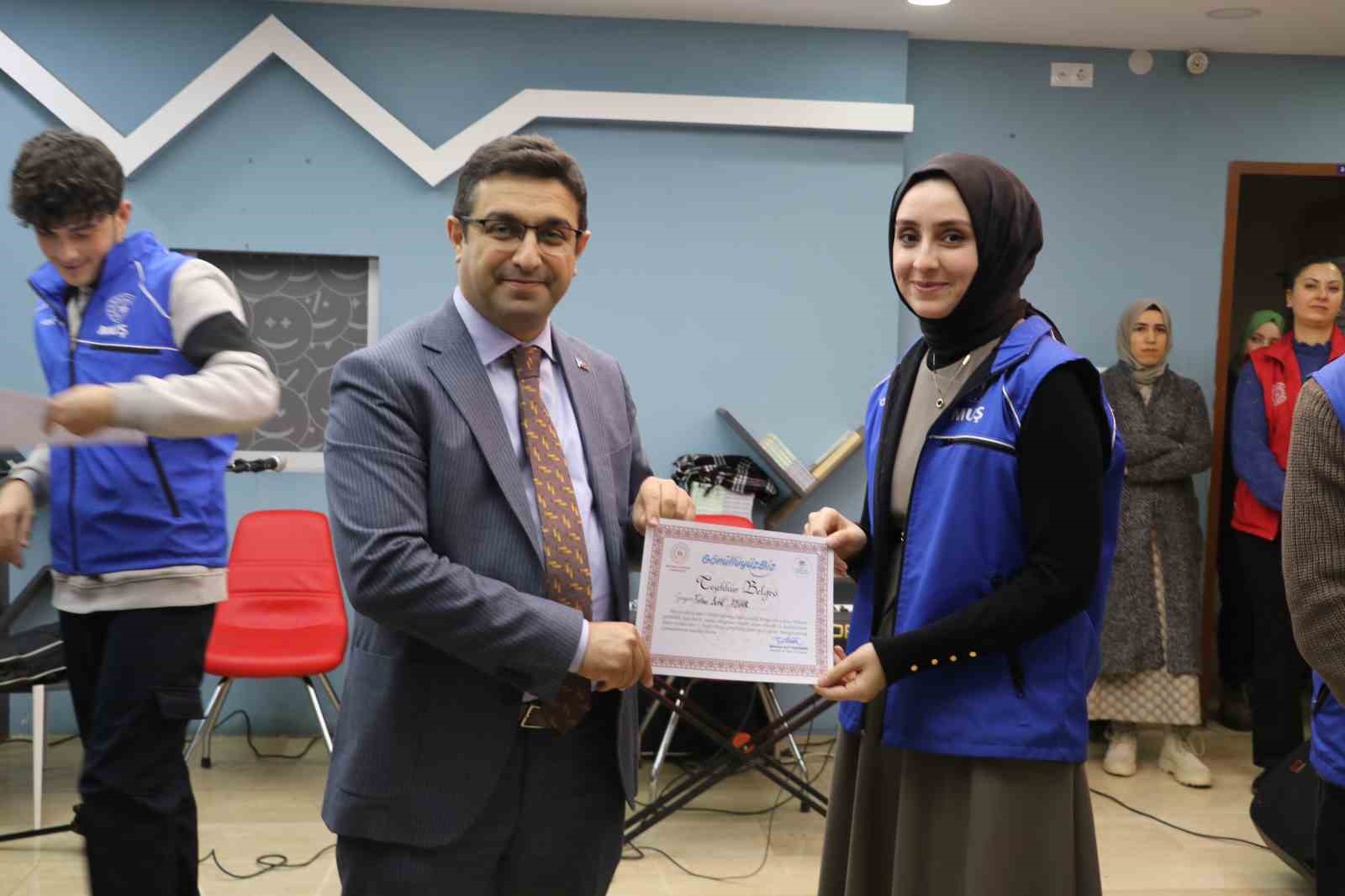 Muş&rsquo;ta G&ouml;n&uuml;ll&uuml;ler G&uuml;n&uuml; coşkuyla kutlandı
