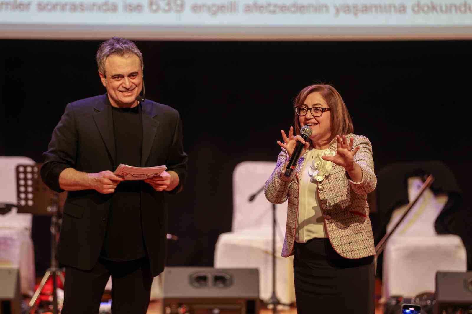 Engelsiz Yaşam Merkezi&rsquo;nde tedavi g&ouml;ren &ouml;ğrenciler sahne şovlarıyla beğeni topladı

