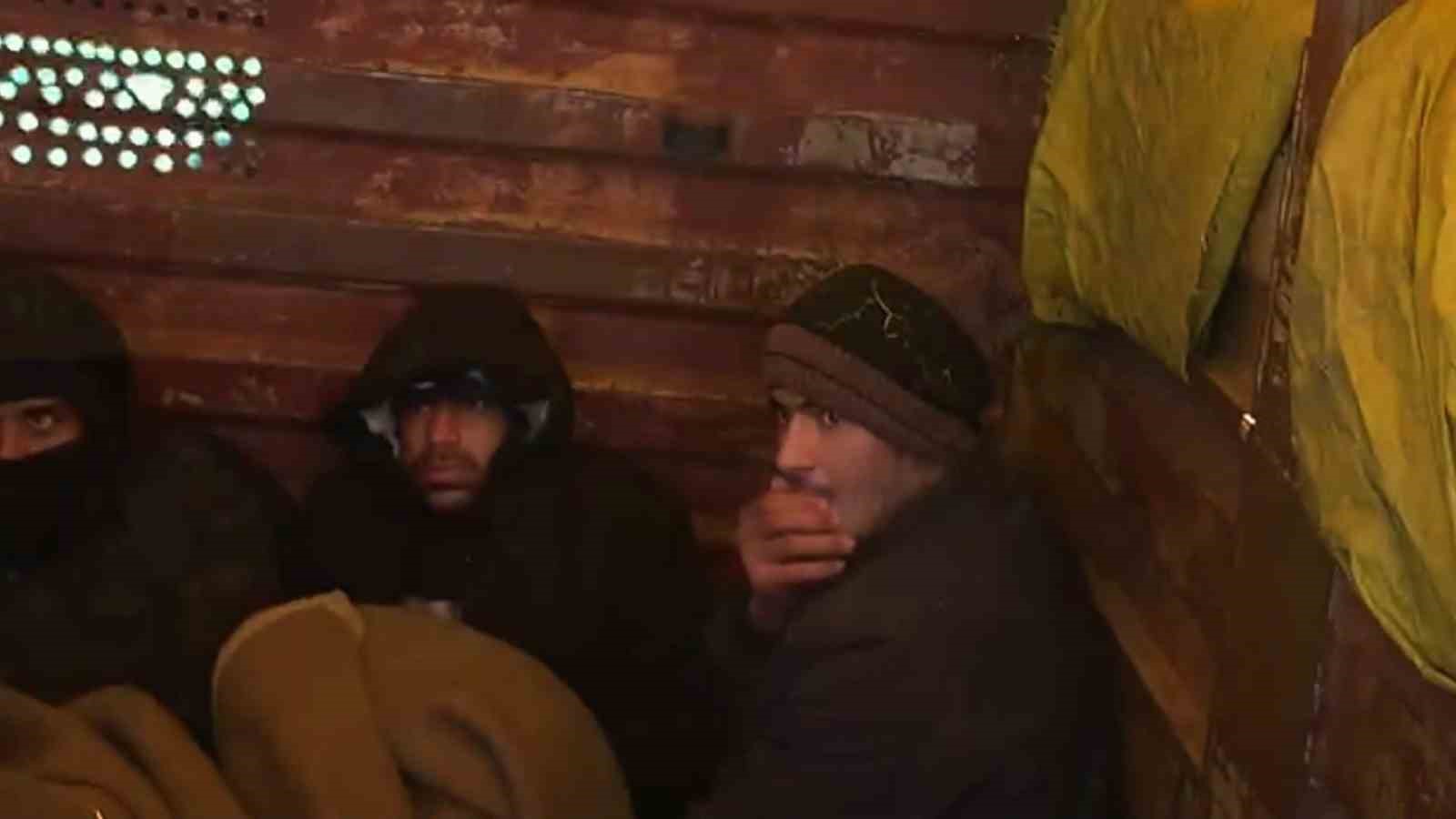 Saman balyalarının i&ccedil;inde 11, tırın m&uuml;h&uuml;rl&uuml; dorse kısmında 23 ve otomobilde 3 ka&ccedil;ak g&ouml;&ccedil;men yakalandı
