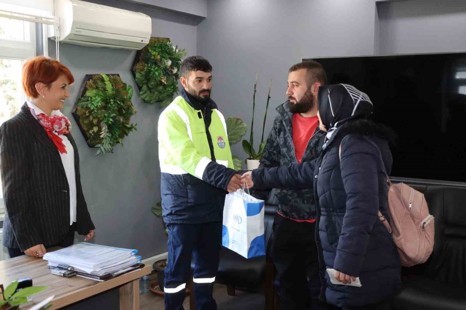 Yalova&rsquo;da temizlik g&ouml;revlisi bulduğu c&uuml;zdanı sahibine teslim etti
