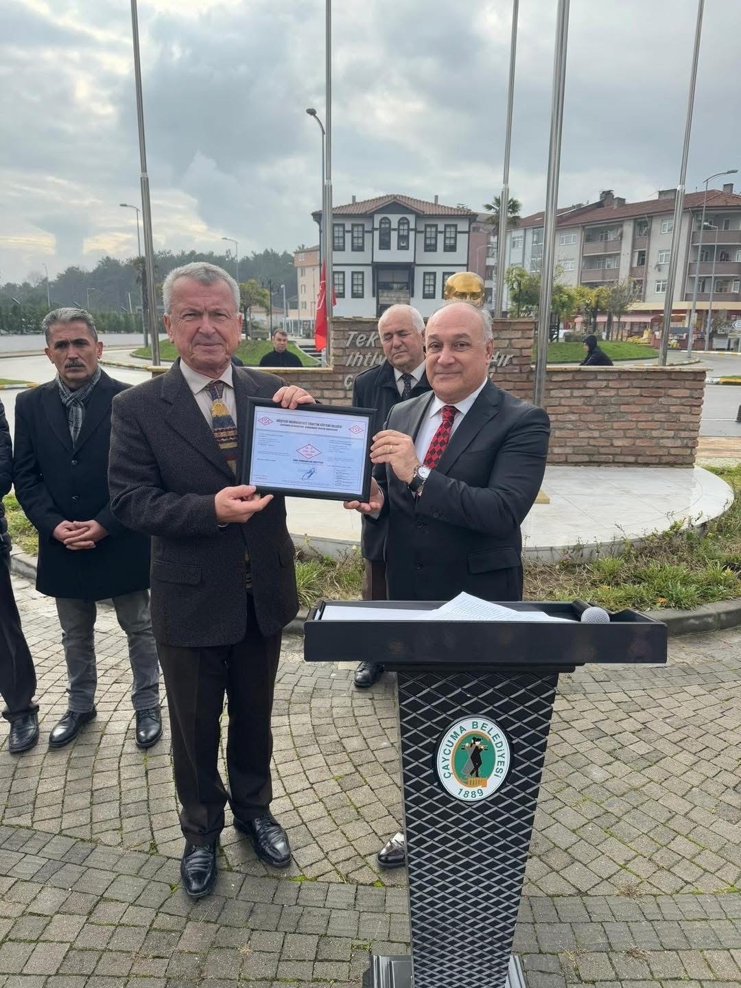 &Ccedil;aycuma&rsquo;da 10002 Kalite Bayrağı g&ouml;ndere &ccedil;ekildi
