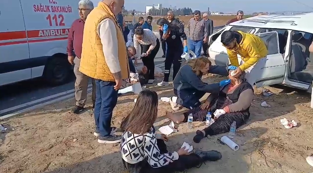 Mersin&rsquo;de 2 otomobilin &ccedil;arpıştığı kazada 6 kişi yaralandı
