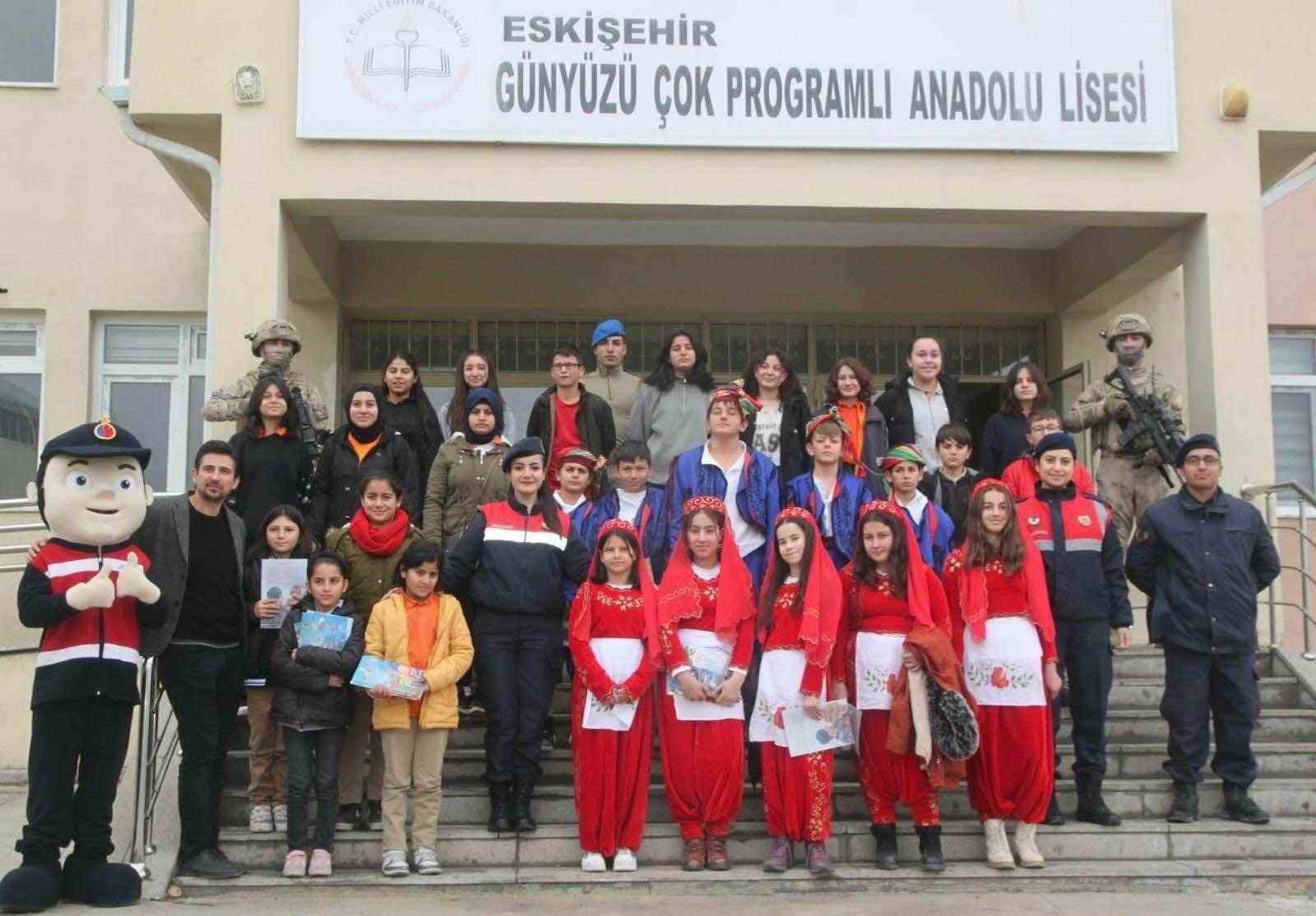 Lise &ouml;ğrencilerine jandarma birimleri tanıtıldı
