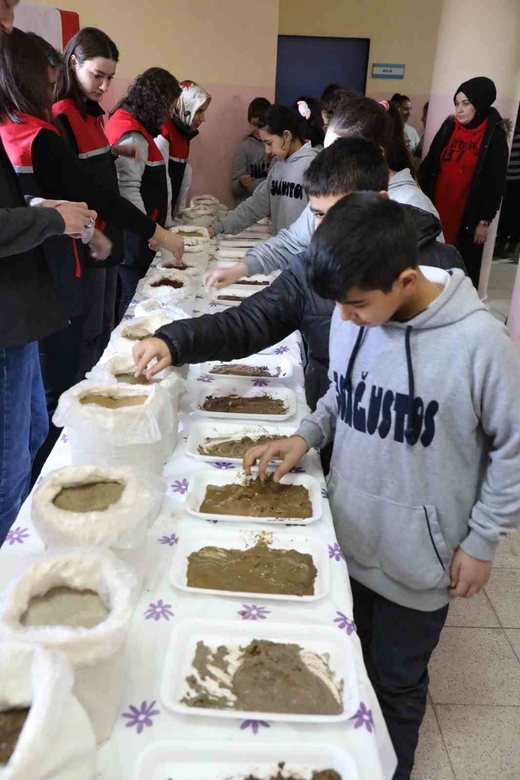 Okul arazisine lavanta, biberiye, kekik ve ada&ccedil;ayı fidanları diktiler

