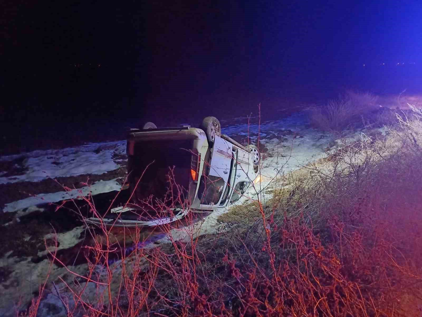 Ambulansa yetişmeye &ccedil;alışan otomobil tarlaya devrildi: 2 yaralı
